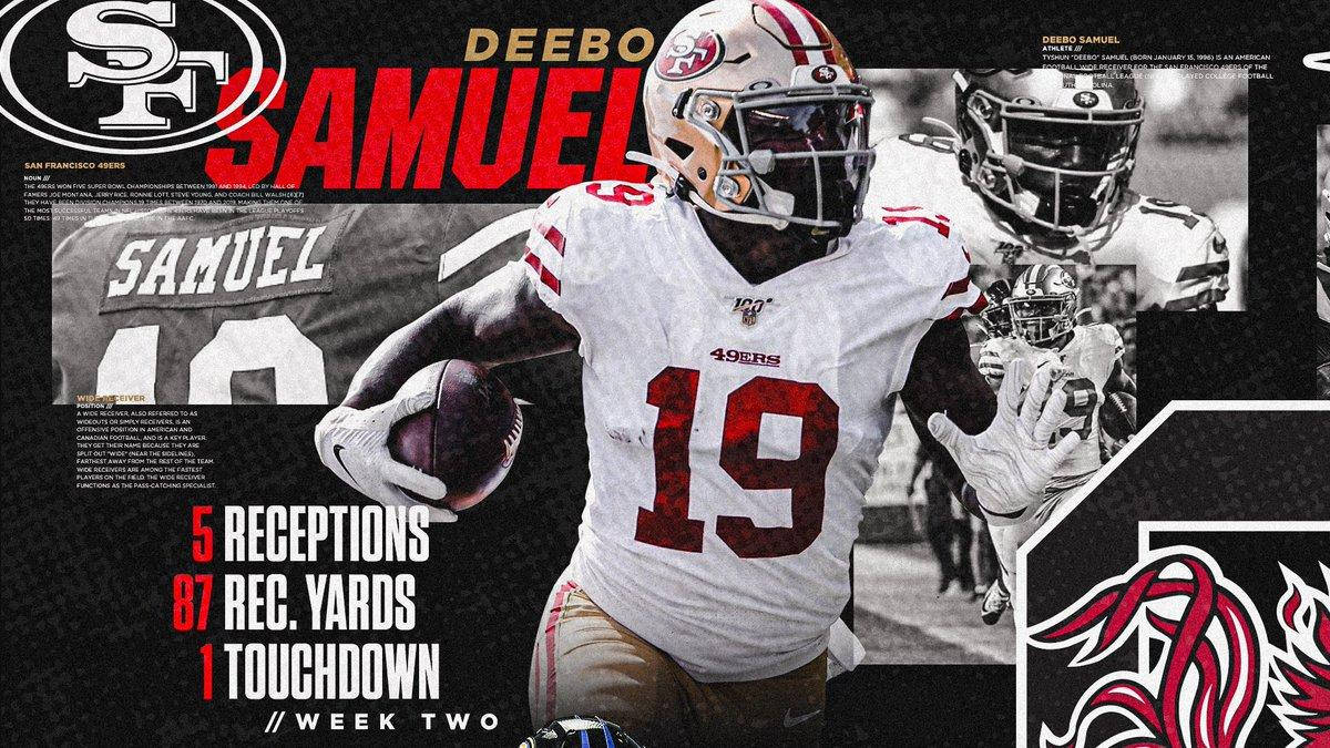 Deebo 桌布 壁紙 — 迪博·塞繆爾穿著舊金山49人隊裝備，在醒目的統計數據和球隊圖案中帶著橄欖球奔跑。