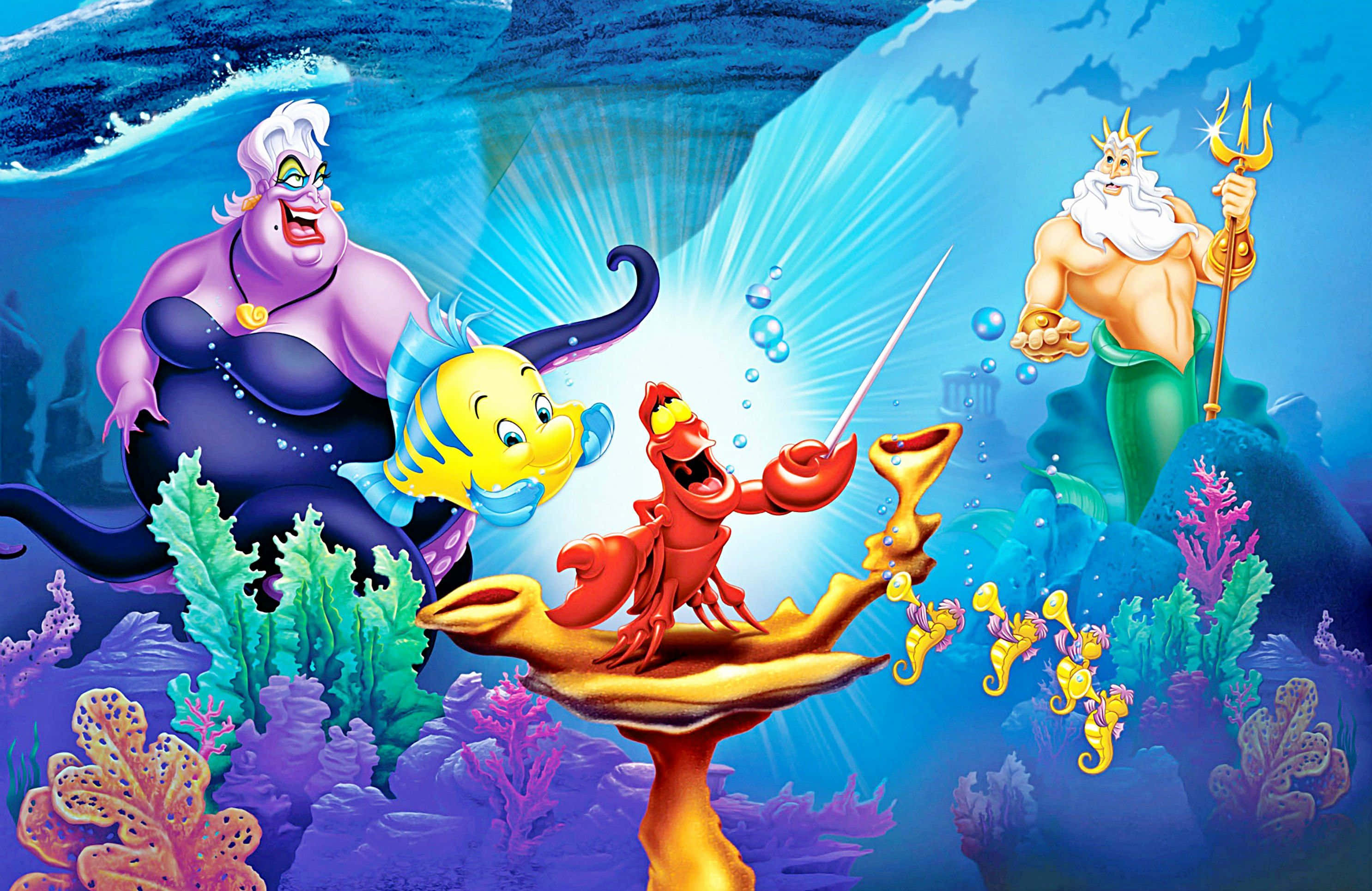 The Little Mermaid 桌布 壁紙 — 迪士尼《小美人魚》中充滿活力的海底場景，呈現了賽巴斯丁、烏蘇拉和川頓國王之間的戲劇性對峙。