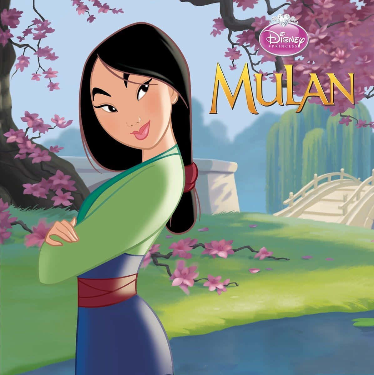 Disney Profile 桌布 壁紙 — 迪士尼公主花木蘭自信地站在盛開的粉紅色櫻花下，旁邊是寧靜的池塘，背景有一座石橋。