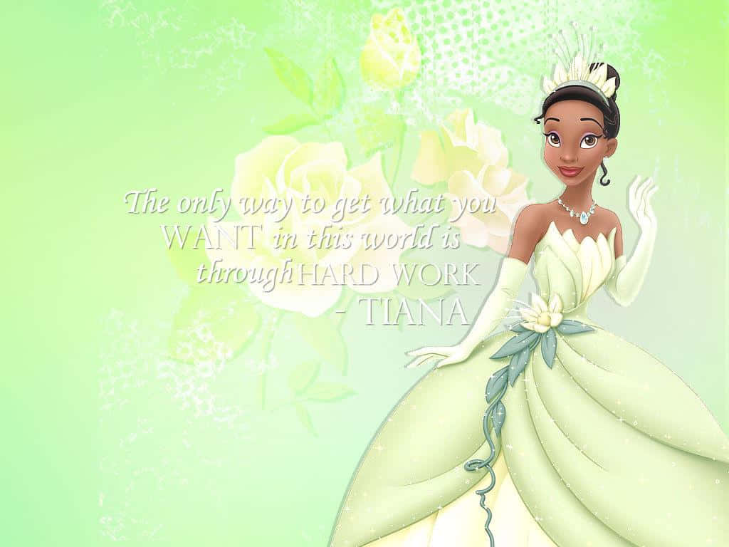 Princess Tiana 桌布 壁紙 — 迪士尼公主蒂安娜身穿淺綠色長裙，優雅地站在盛開的玫瑰旁，並疊加了一句鼓舞人心的名言。