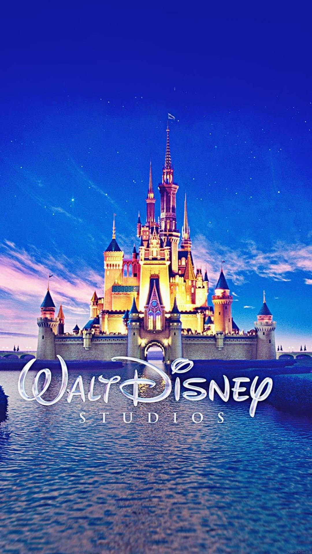 Disneyland Castle 桌布 壁紙 — 迪士尼城堡在黃昏時亮燈，星空和寧靜的水面倒影。