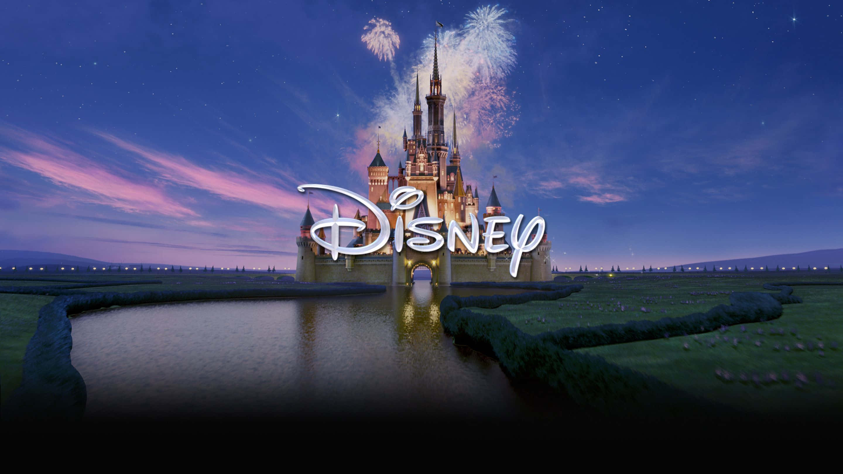 迪士尼 桌布 壁紙 — 迪士尼城堡在黃昏時亮起，上空煙火綻放，倒影在前方池塘中閃爍。