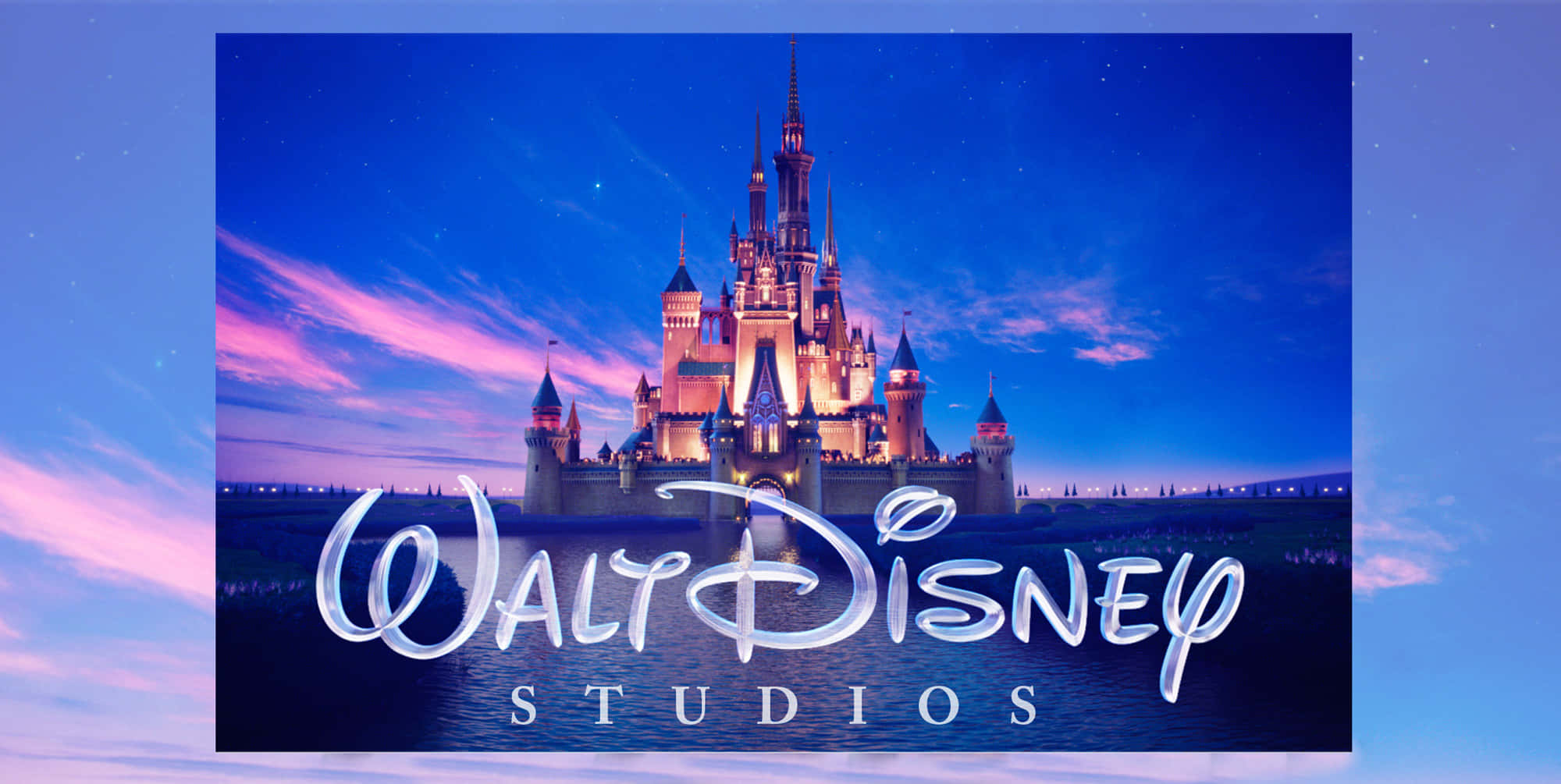 Walt Disney Studios Motion 桌布 壁紙 — 迪士尼城堡在黃昏時分被粉紅色和藍色的天空照亮，前景是華特迪士尼工作室的標誌。