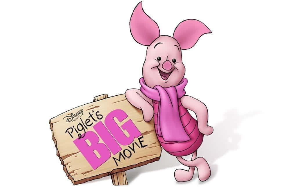 Piglet 桌布 壁紙 — 迪士尼大電影中的小豬皮傑開心地微笑，手持一個寫有他名字和電影名稱的木牌。