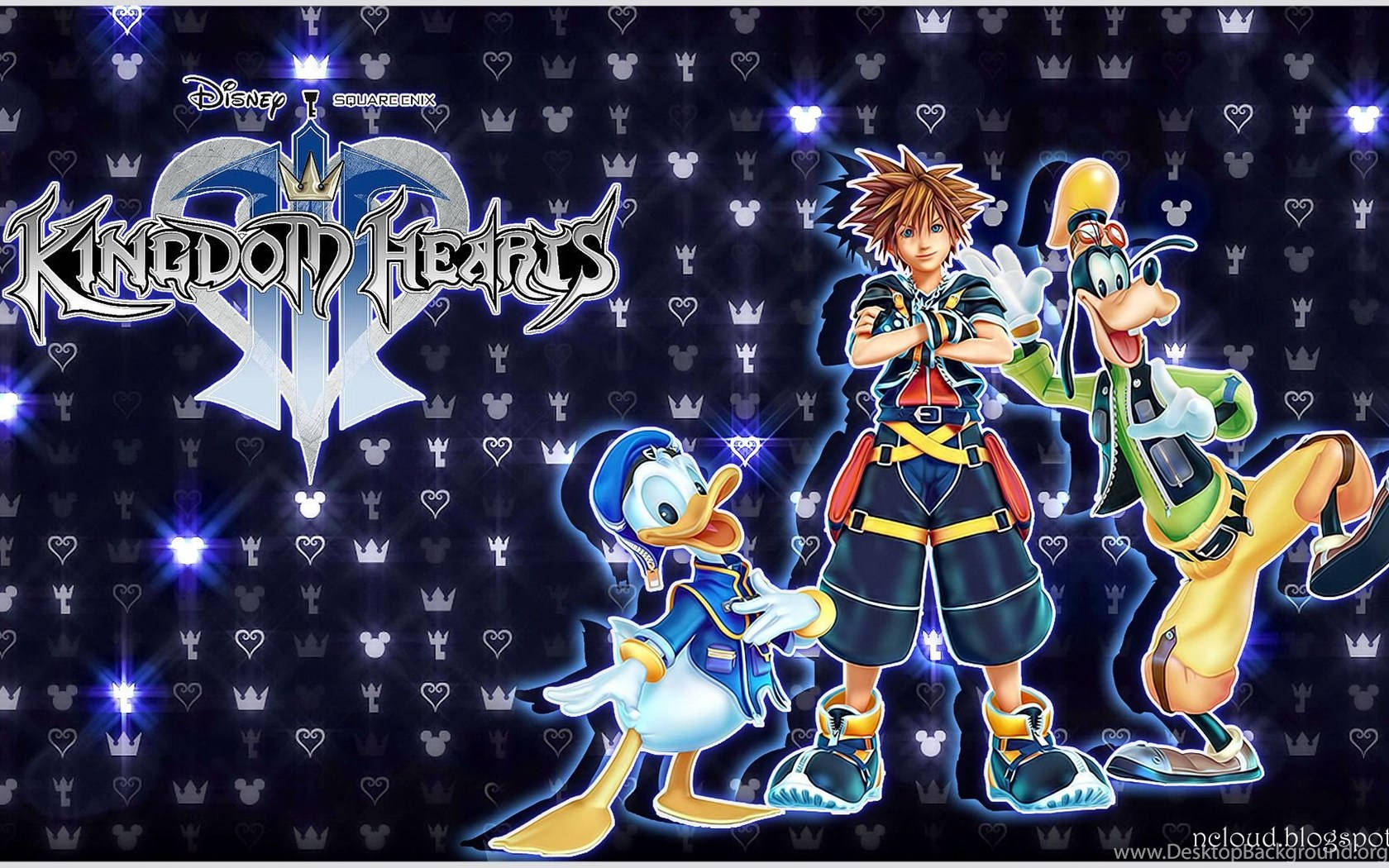 Kingdom Hearts 3 桌布 壁紙 — 迪士尼王國之心角色索拉、唐老鴨和高飛在黑暗背景上英勇地擺姿勢，背景有發光的藍色燈光和重複的米奇老鼠皇冠心形圖案。