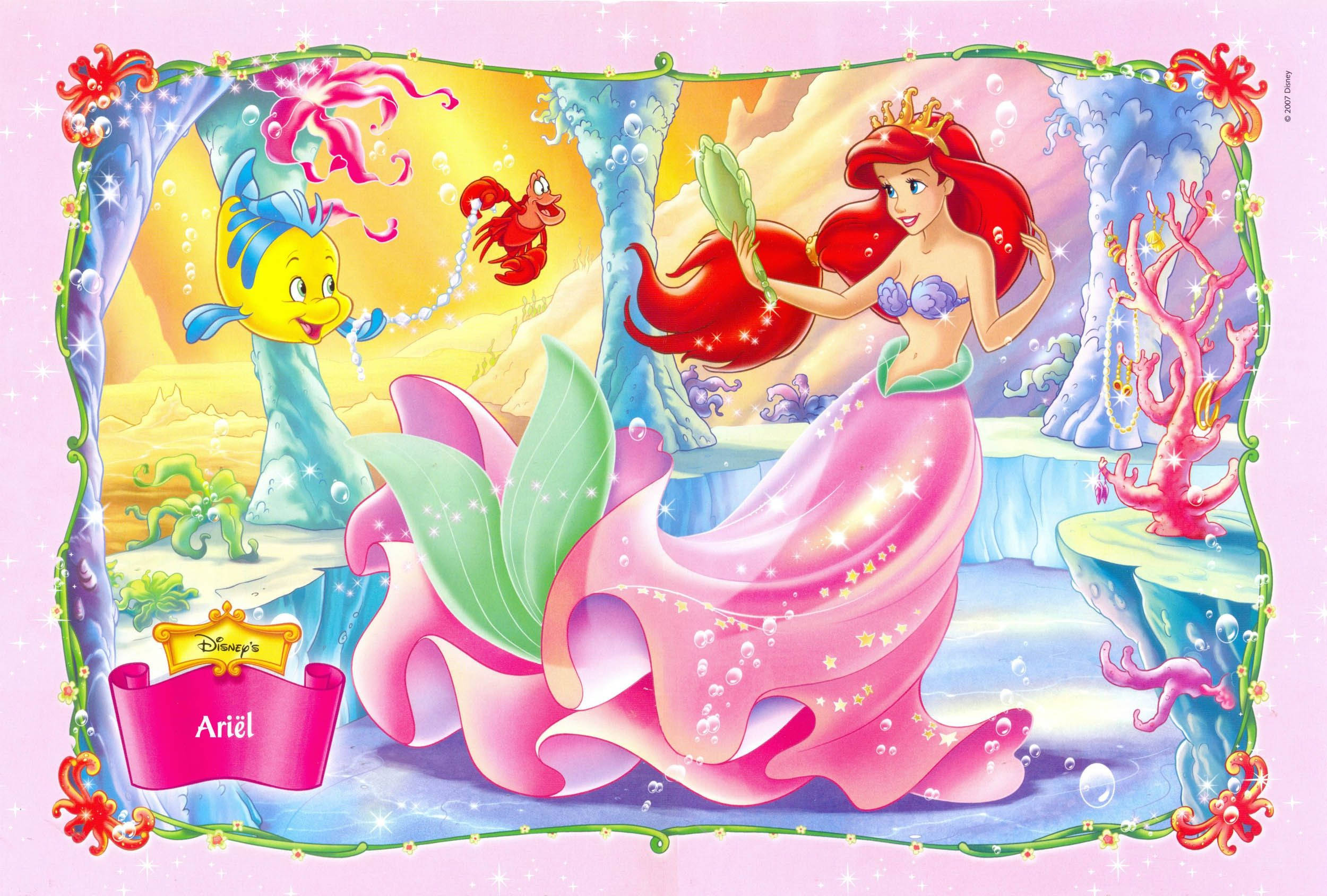 The Little Mermaid 桌布 壁紙 — 迪士尼的小美人魚愛麗兒，紅髮粉尾，在海底皇宮中微笑，小比目魚和賽巴斯丁在附近。