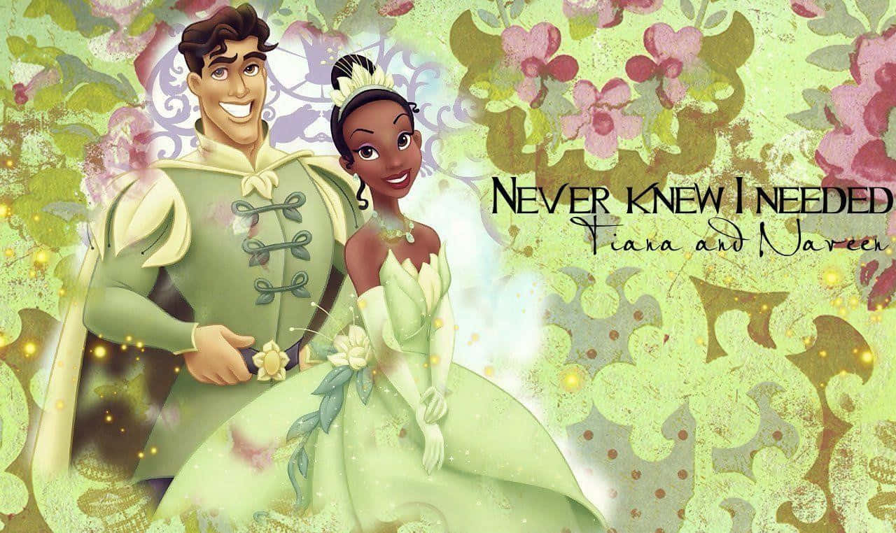 Princess Tiana 桌布 壁紙 — 迪士尼的蒂安娜和納維恩身穿綠色皇家服飾，在花卉圖案和發光粒子中微笑站立。