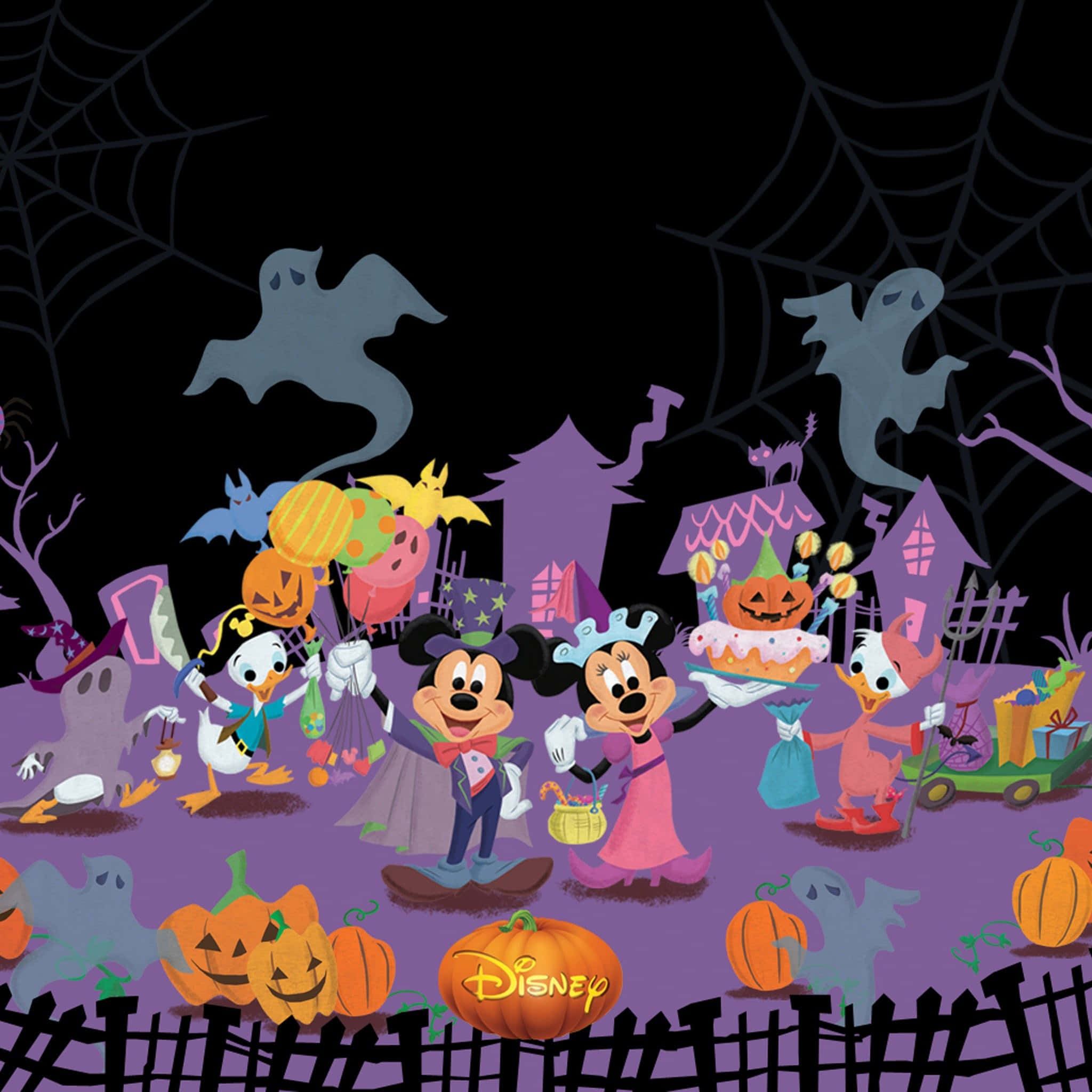Disney Halloween 桌布 壁紙 — 迪士尼角色穿著萬聖節服裝，在詭異的紫色天空下與南瓜、鬼魂和蝙蝠一起慶祝。