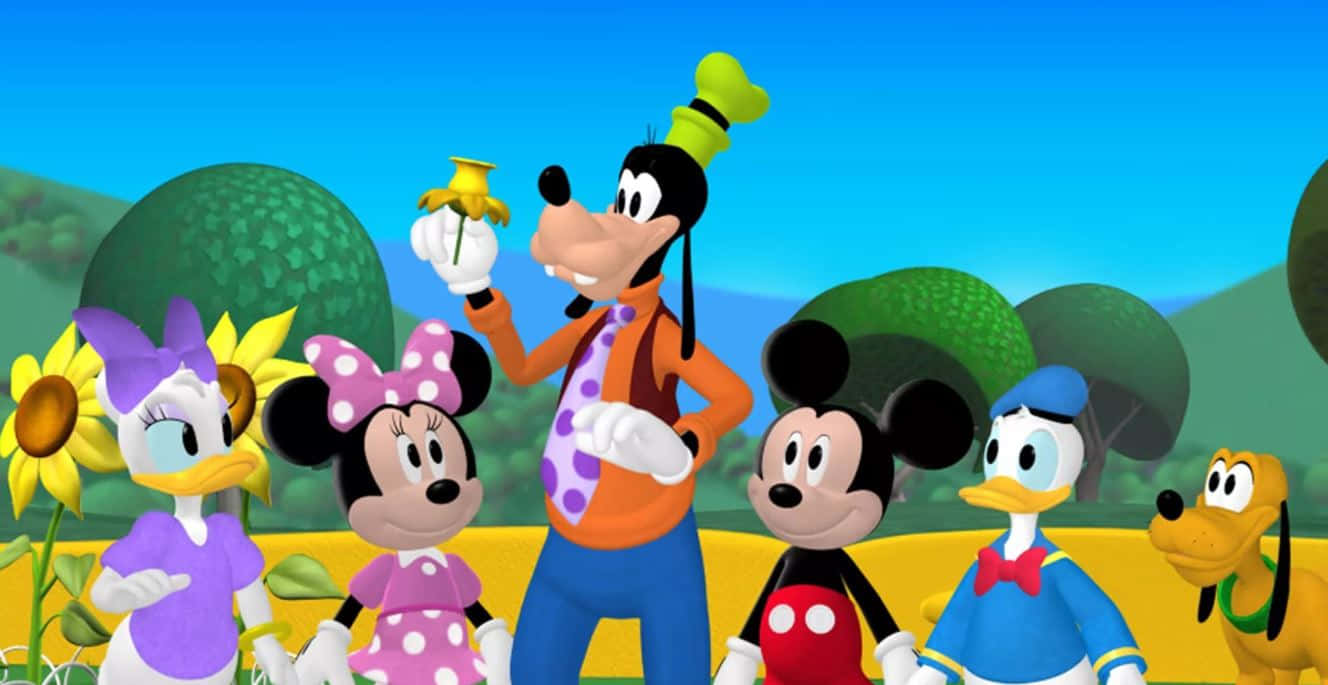 Mickey Mouse Clubhouse 桌布 壁紙 — 迪士尼角色聚集在陽光明媚的田野中，有向日葵和綠色山丘，天空清澈湛藍。