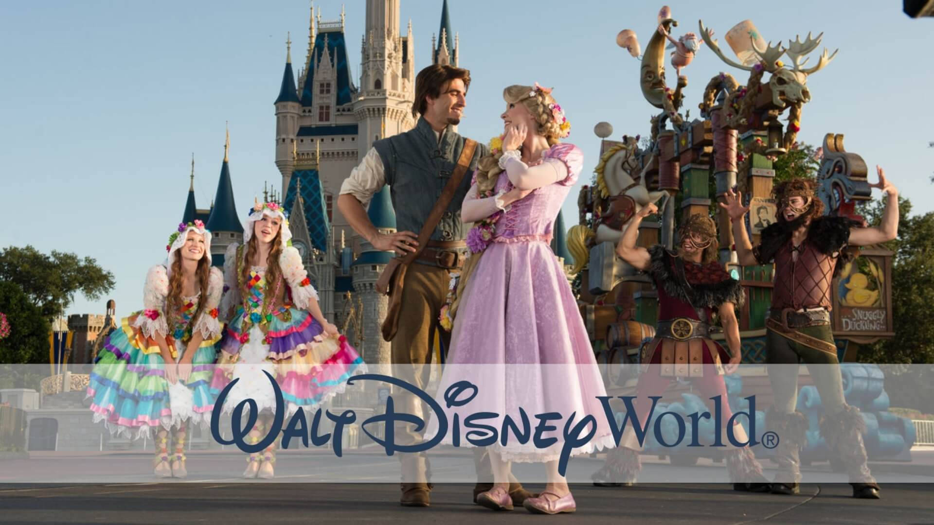 Rapunzel 桌布 壁紙 — 迪士尼角色身穿色彩繽紛的服裝，在華特迪士尼世界的灰姑娘城堡前，於晴朗的藍天下歡樂地擺姿勢。
