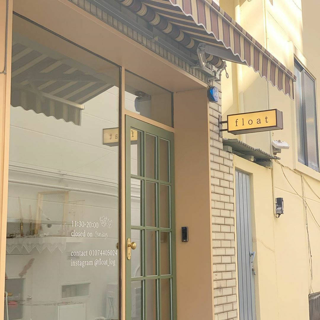 舒適的城市商店，設有條紋遮陽篷和玻璃門。