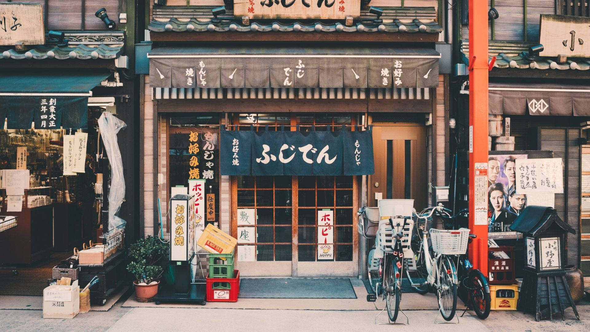 Retro 桌布 壁紙 — 迷人的日本街景，傳統木製店面、掛牌和停在外面的自行車。