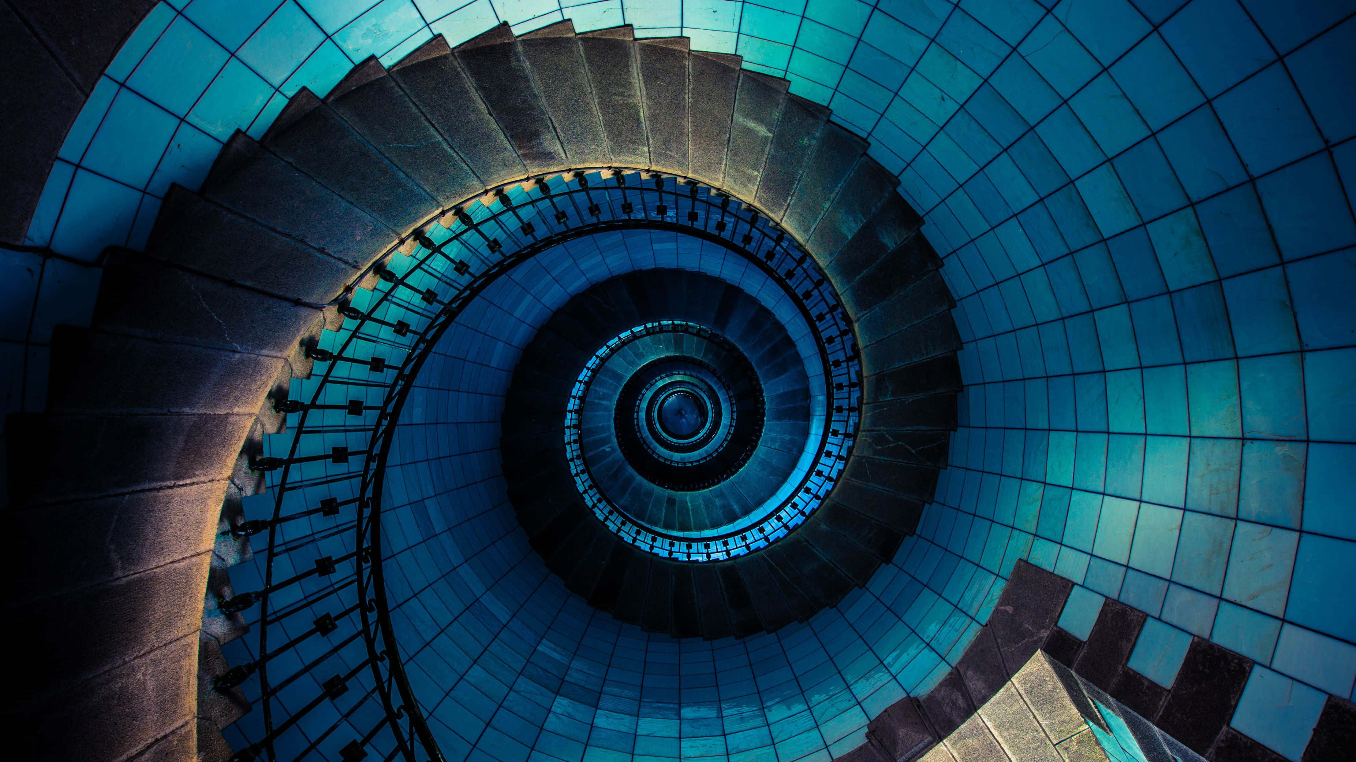 stairs 桌布 壁紙 — 迷人的螺旋樓梯，藍色磁磚牆壁和石階向下彎曲至消失點。