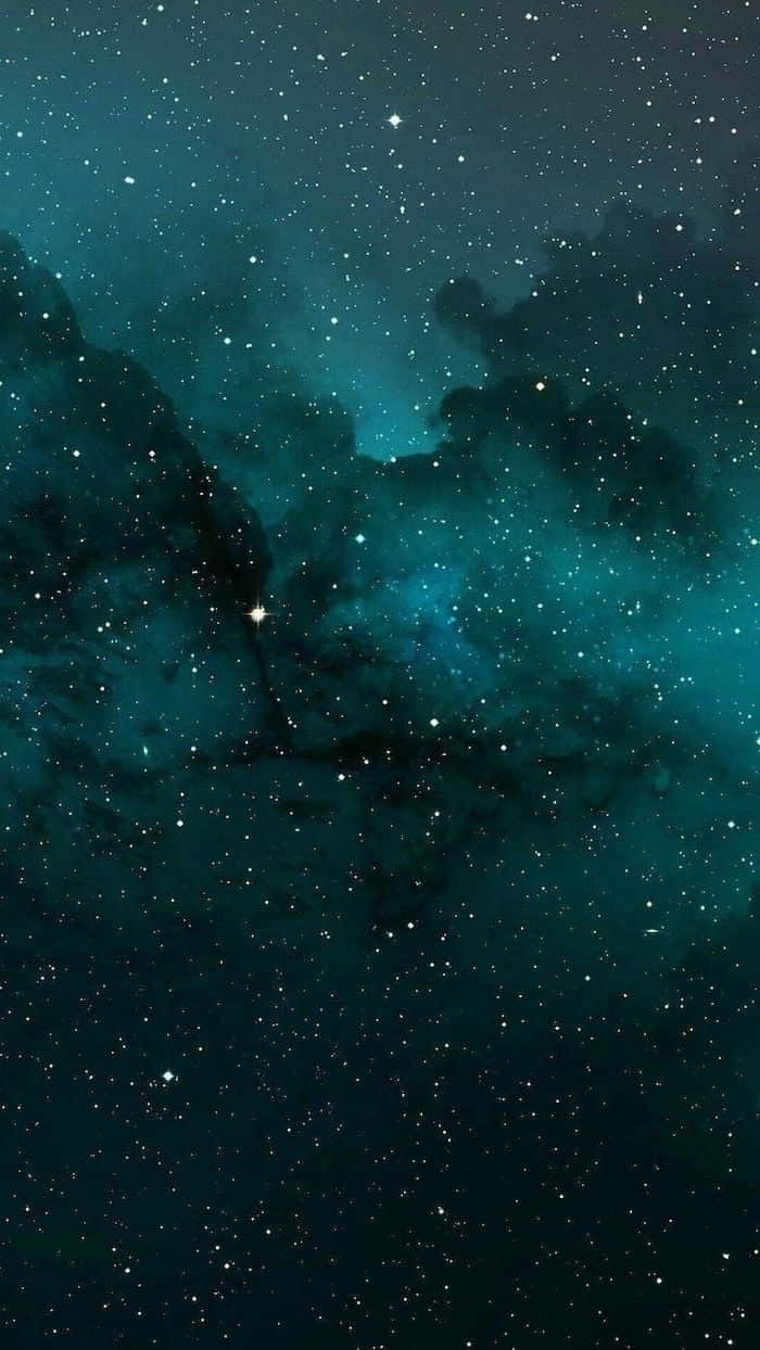藍色 桌布 壁紙 — 迷人的青綠色星雲在宇宙虛空中與發光的星星一起旋轉。