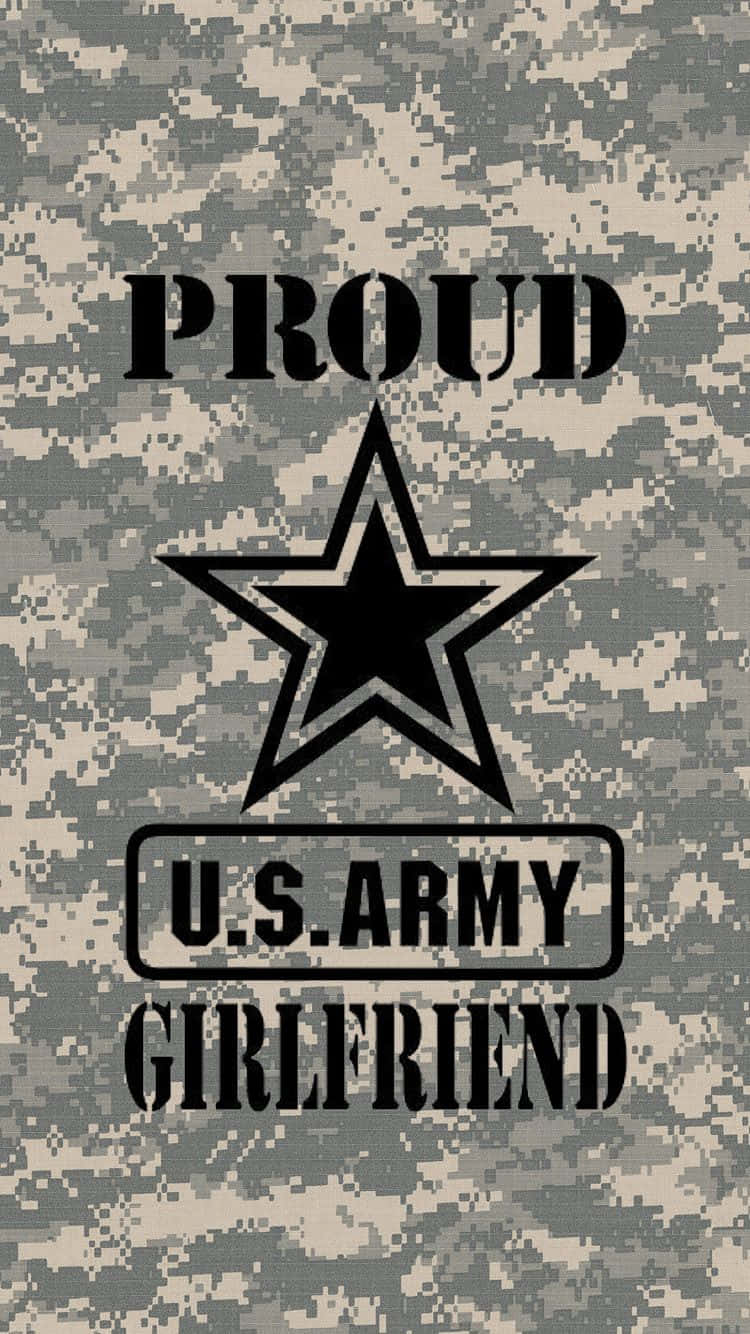 軍事動圖 桌布 壁紙 — 迷彩壁紙，中央有粗體黑色文字 proud u.s. army girlfriend 圍繞星形標誌。