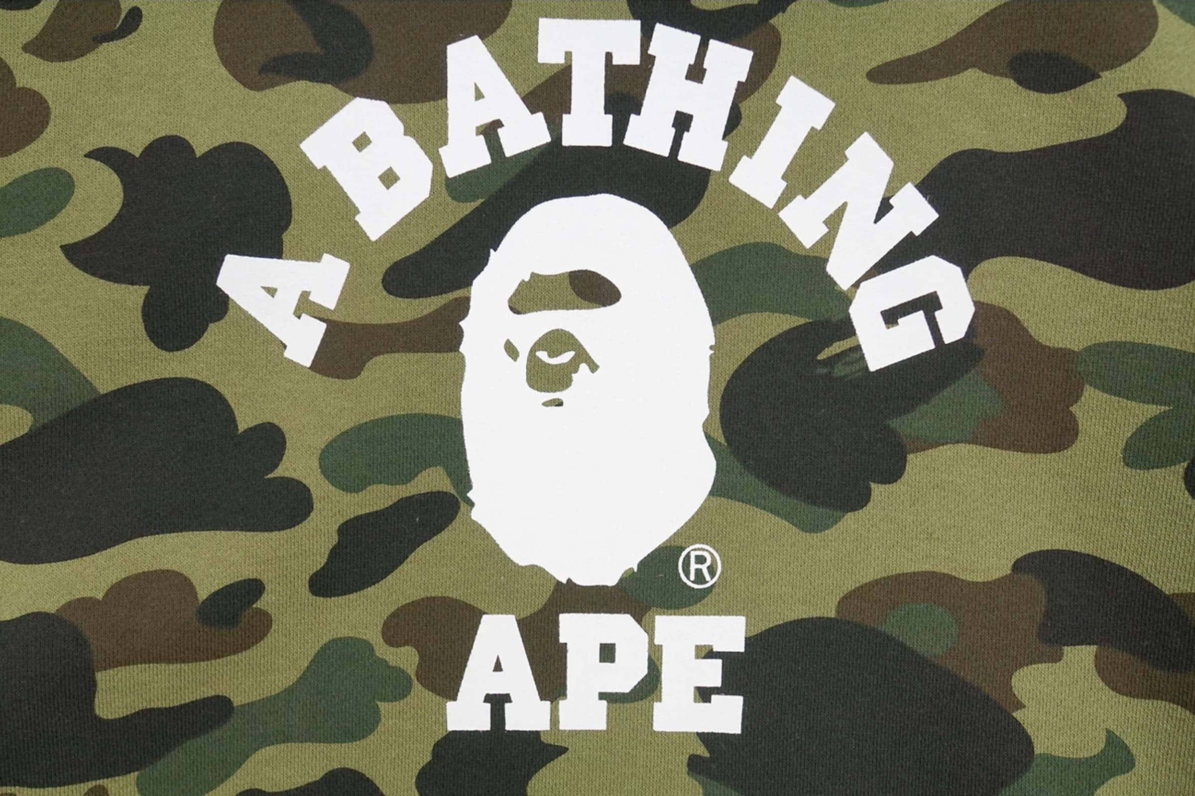 Bape 動態 桌布 壁紙 — 迷彩布料特寫，帶有粗體白色A BATHING APE標誌及風格化猿頭。