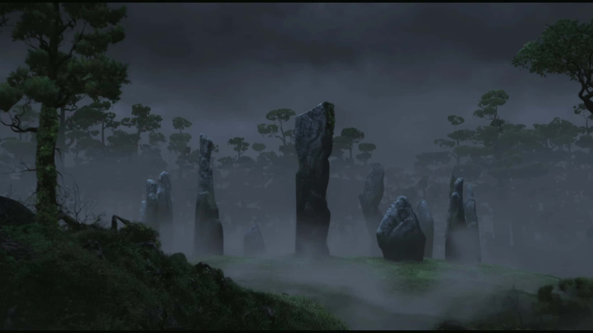 Brave 桌布 壁紙 — 迷霧森林峽谷，古老豎立的石塊在黑暗暴風雨的天空下從霧中升起。