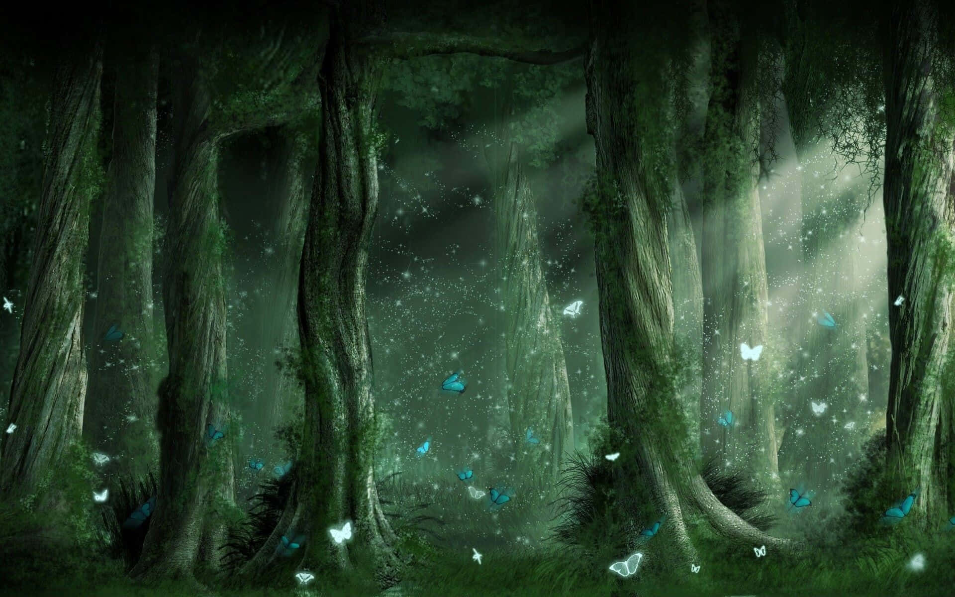 背景 桌布 壁紙 — 迷霧魔法森林中，宏偉的古樹散發著空靈的光芒，發光的藍色蝴蝶在空中翩翩飛舞。