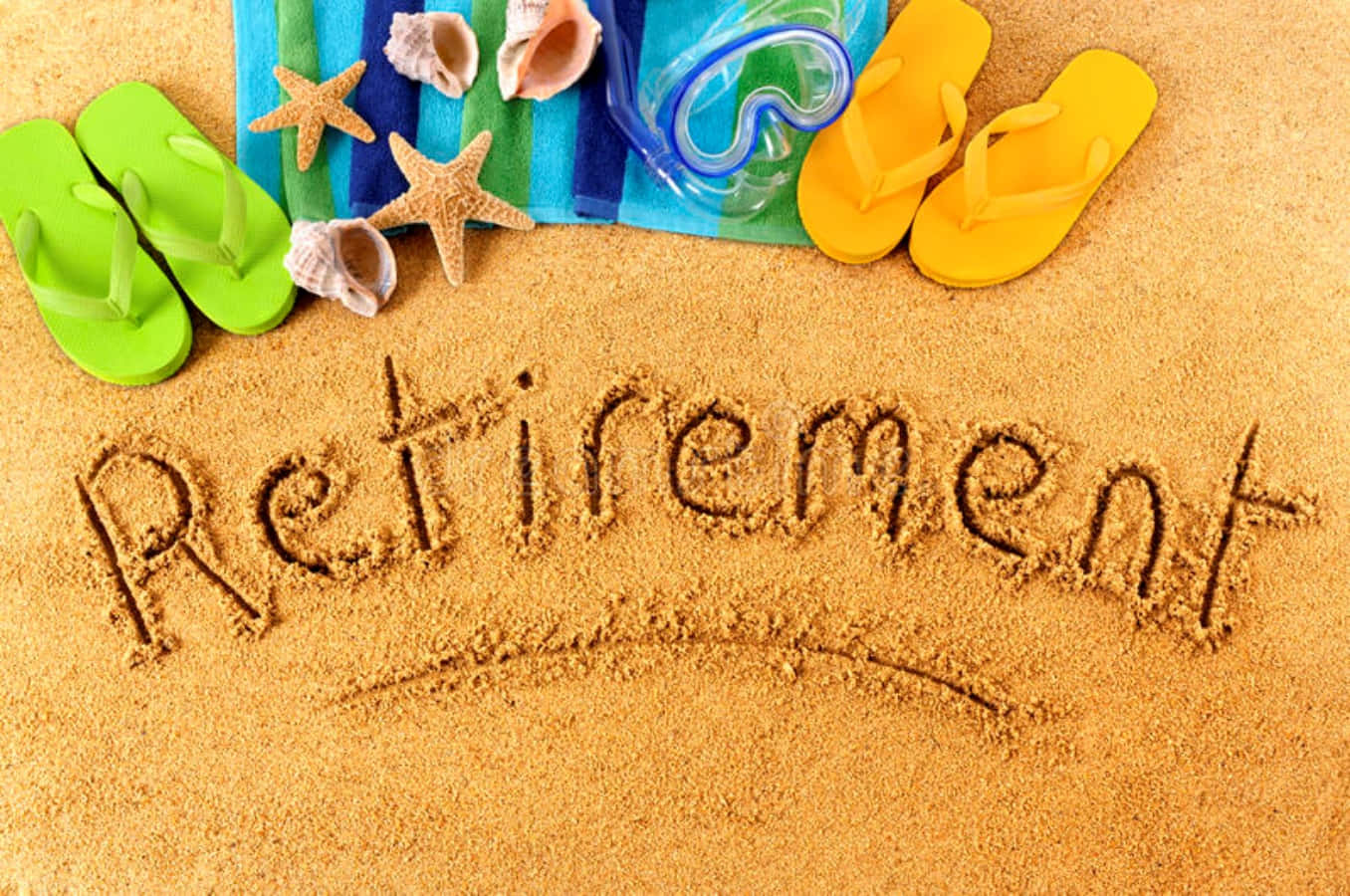 Retirement 桌布 壁紙 — 退休一詞寫在沙灘上，旁邊有色彩繽紛的人字拖、貝殼和一條帶有浮潛裝備的毛巾。