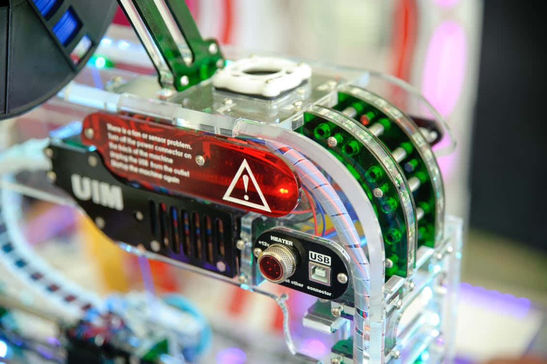 Electronics 桌布 壁紙 — 透明3D列印機的特寫，帶有發光的綠色管子和紅色警告燈，顯示內部機制。