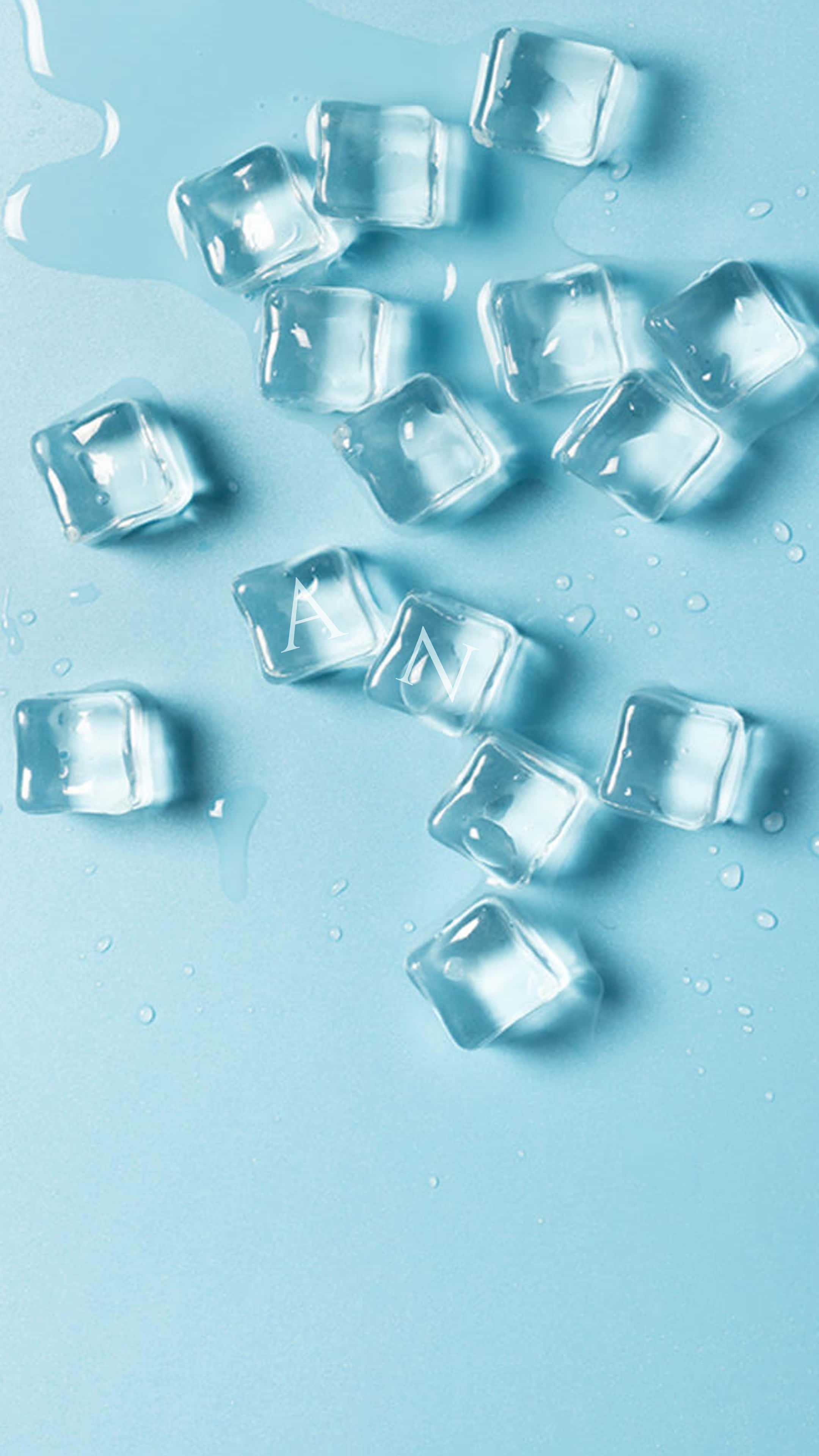 Ice Cube 桌布 壁紙 — 透明冰塊在光滑的淺藍色表面上融化，水滴在柔和光線下閃閃發光。