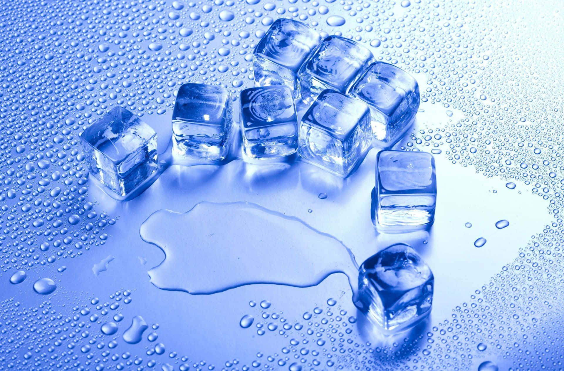 水 桌布 壁紙 — 透明冰塊在帶有露水的藍色表面上融化成一灘水，營造出清涼清爽的場景。