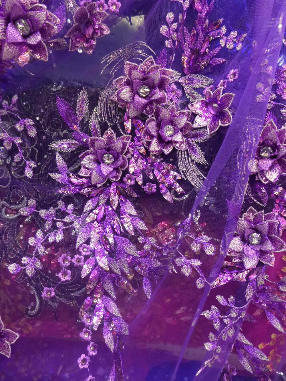 Purple Sequins 桌布 壁紙 — 透明布料上精緻紫色花卉蕾絲、亮片及水鑽的特寫。