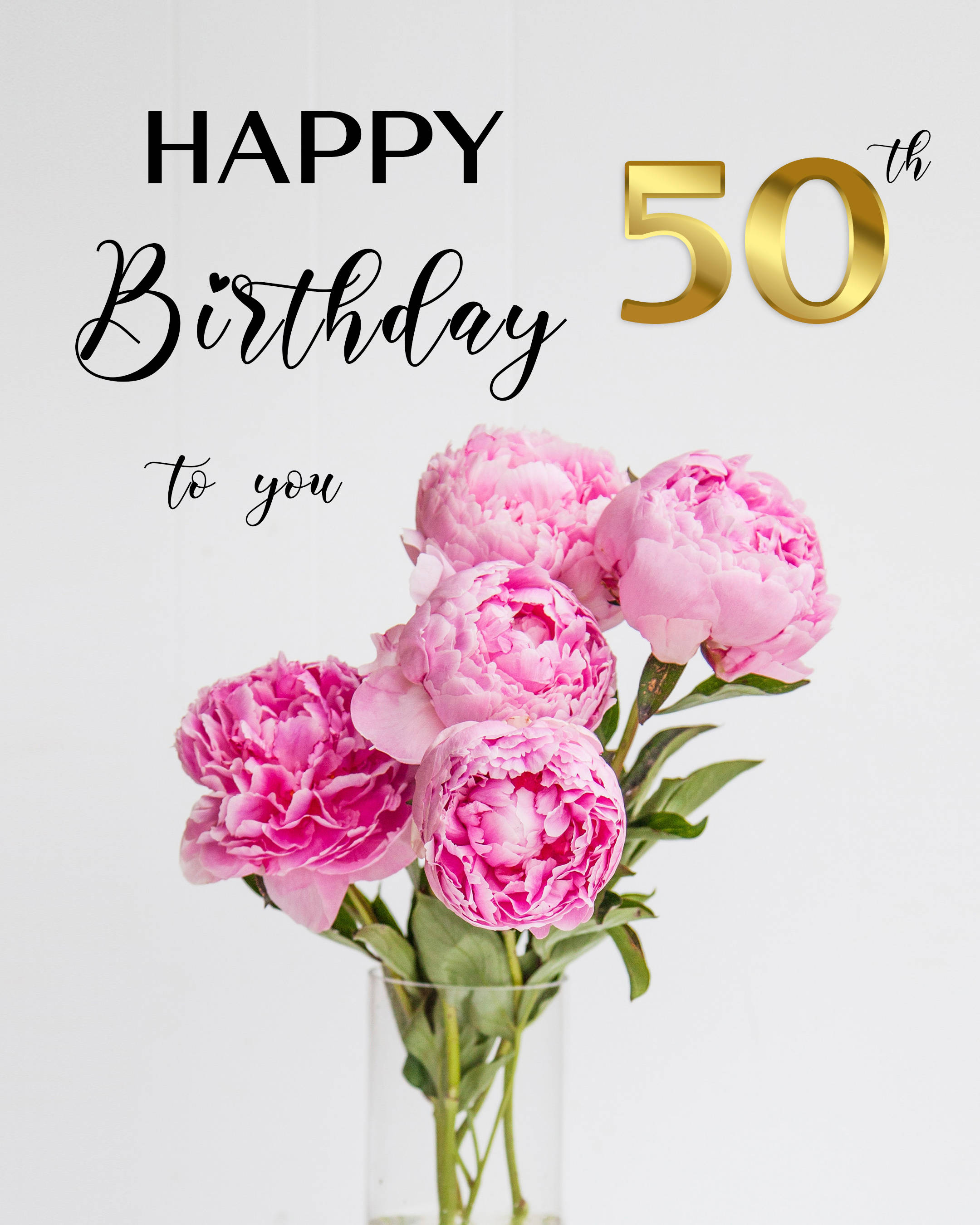 Happy Birthday Flower 桌布 壁紙 — 透明花瓶中的粉紅色牡丹，在白色背景上以優雅的金色和黑色文字慶祝50歲生日。