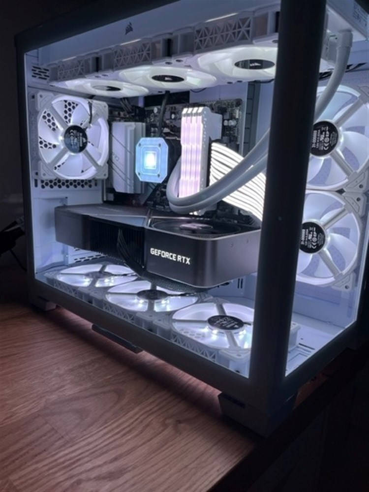 White Pc 桌布 壁紙 — 透明電腦機殼揭示了一台時尚遊戲電腦內部的頂級 GeForce RTX 顯示卡和發光白色風扇。