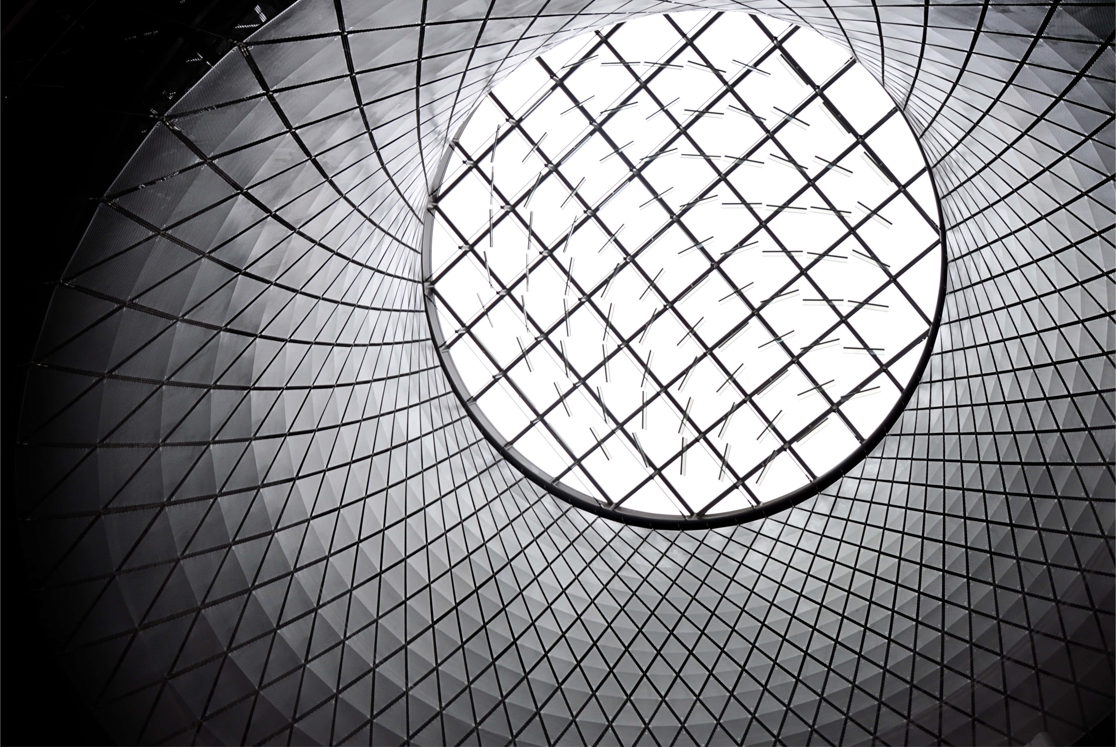 Black And White Geometric 桌布 壁紙 — 透過幾何玻璃圓頂向上看的黑白景色，露出明亮的圓形天窗。