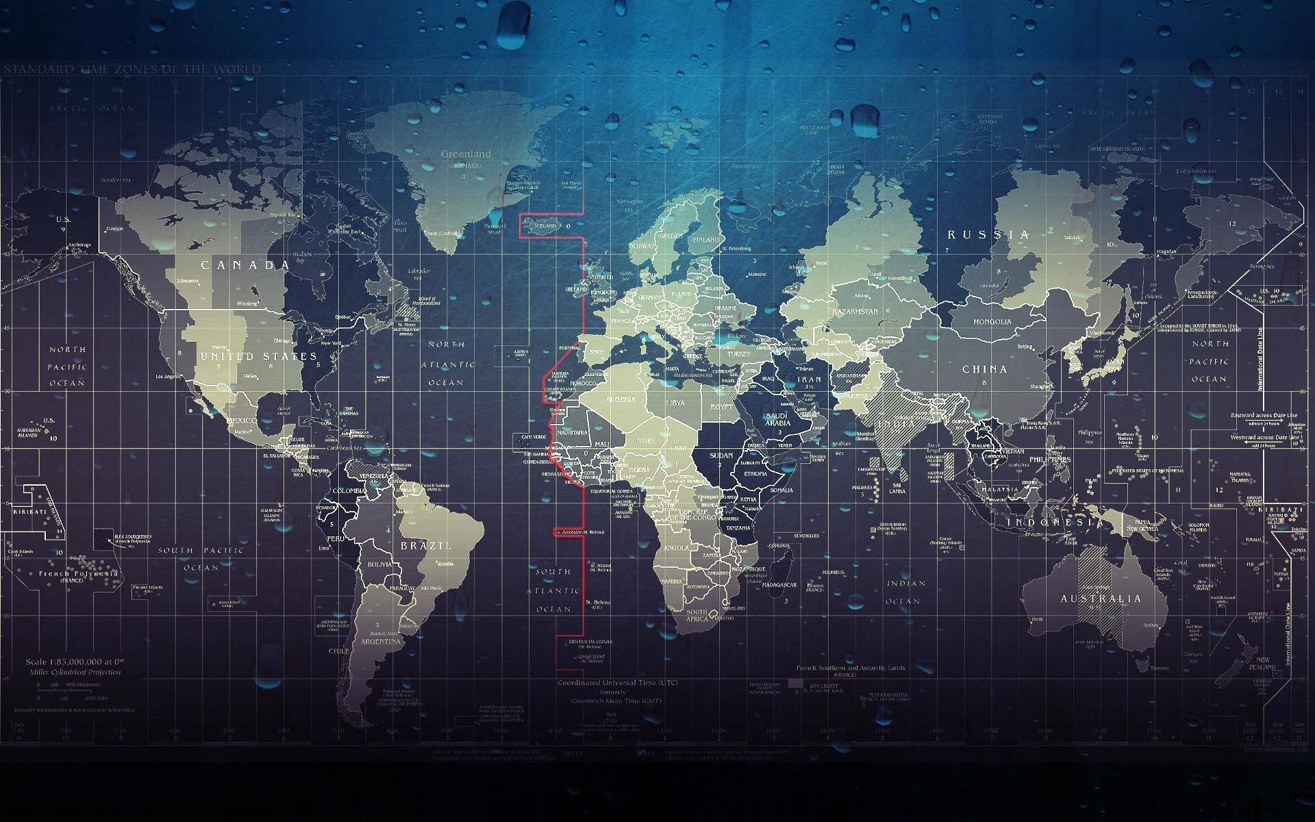 Globe Map 桌布 壁紙 — 透過水滴觀看的世界地圖，在藍色燈光下有一條紅色線條描繪橫跨各大洲的路線。