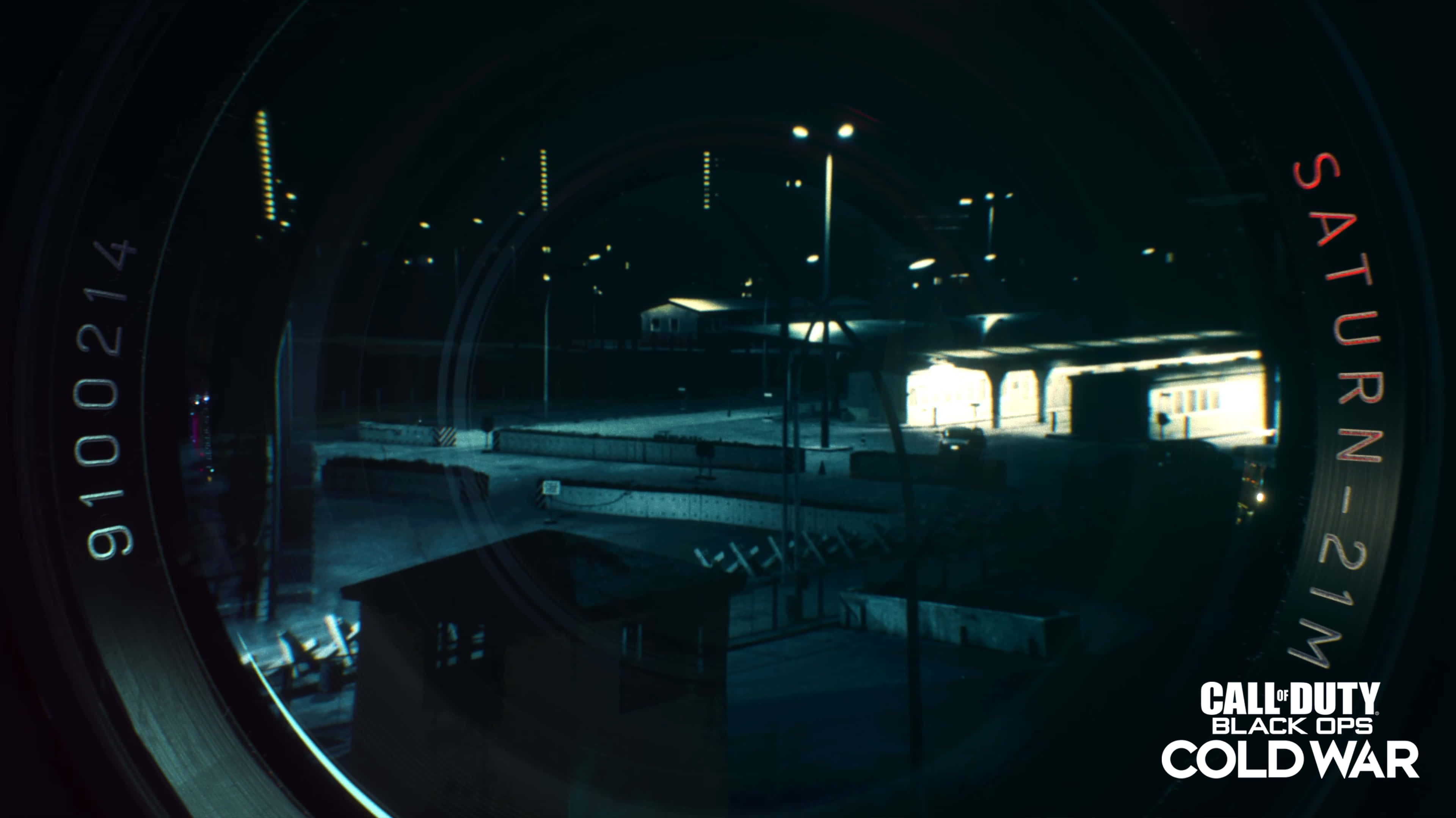 4K Call Of Duty Black Ops Cold War 桌布 壁紙 — 透過狙擊鏡看到的夜間城市景觀，有發光的街燈和遠處的建築物。
