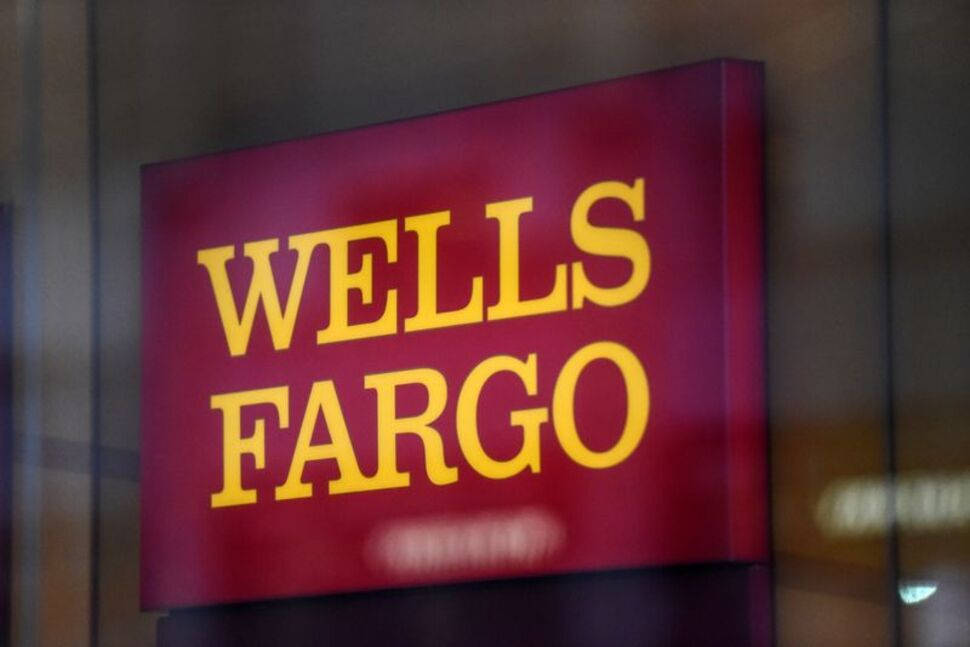 標誌 桌布 壁紙 — 透過玻璃窗近距離拍攝的紅色 Wells Fargo 標誌，上面有粗體黃色字體。