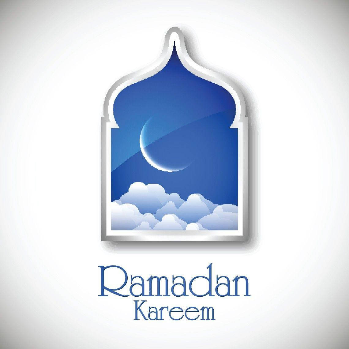 Ramadan 桌布 壁紙 — 透過華麗的白色拱形窗戶看到的藍色新月和雲朵，下方有「Ramadan Kareem」文字。