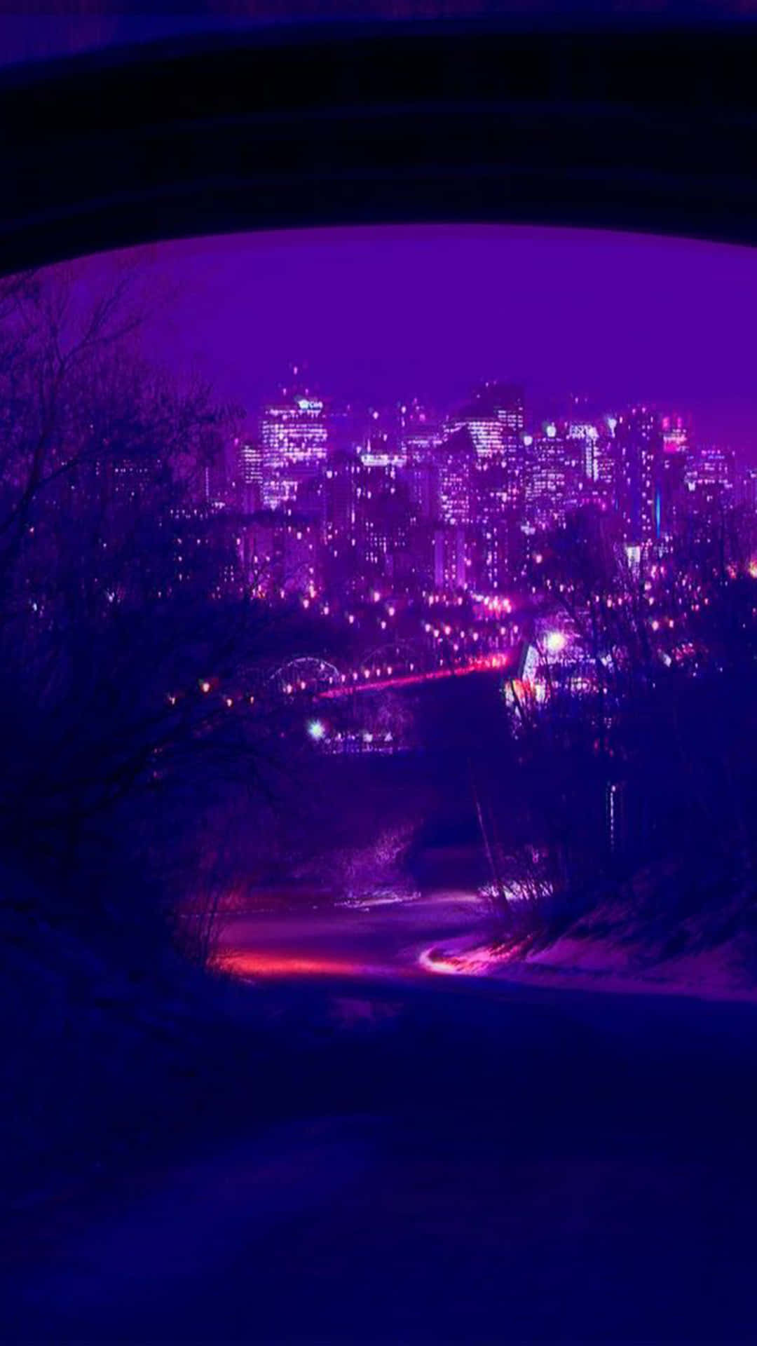 Blue And Pink Aesthetic Neon 桌布 壁紙 — 透過黑暗拱門看到的充滿活力的紫色調夜景城市景觀，帶有發光的燈光和雪地。