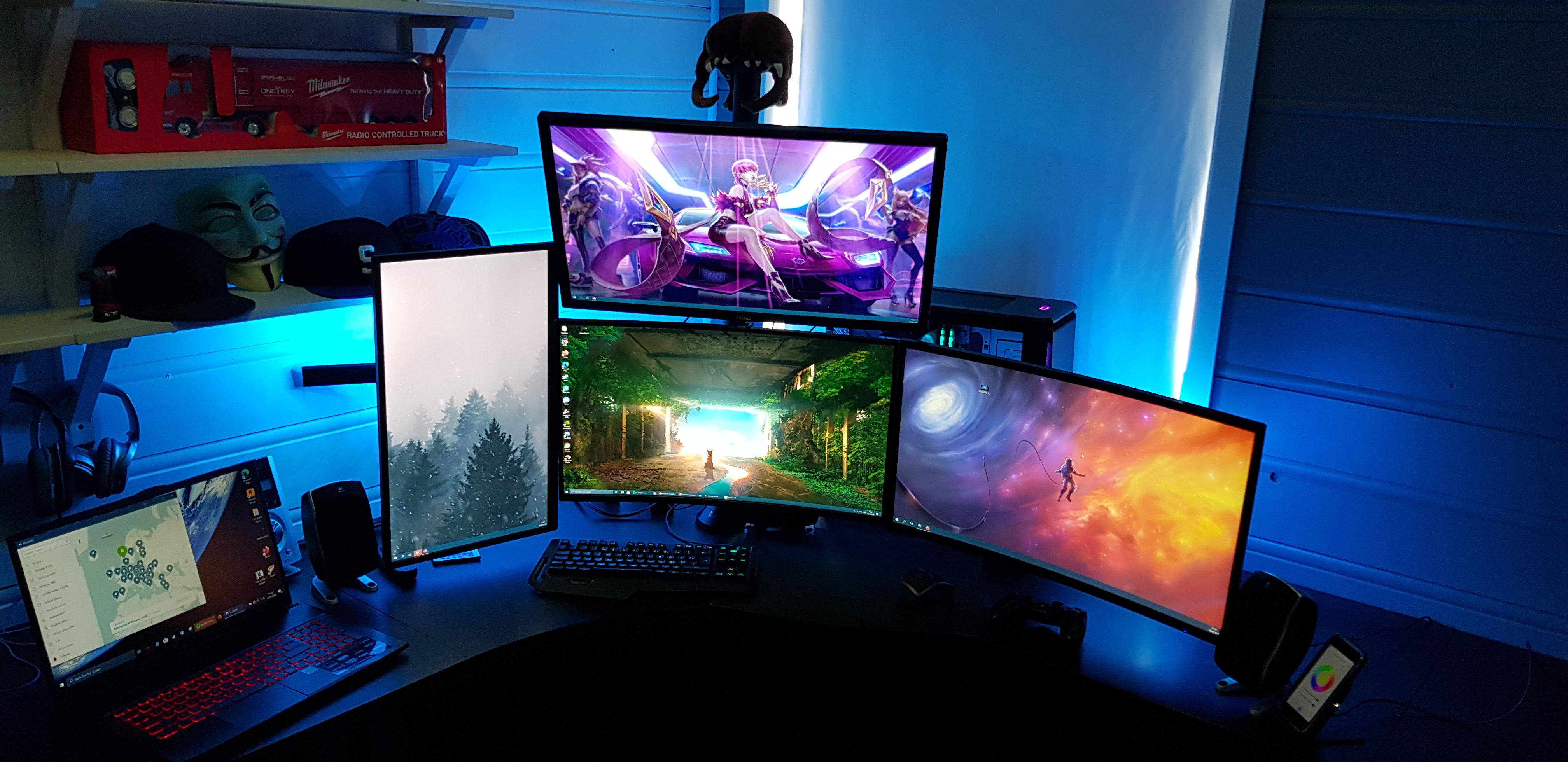 Gaming Setup 桌布 壁紙 — 遊戲玩家的設置，配備四個曲面顯示器，在藍色環境光下顯示充滿活力的奇幻場景。
