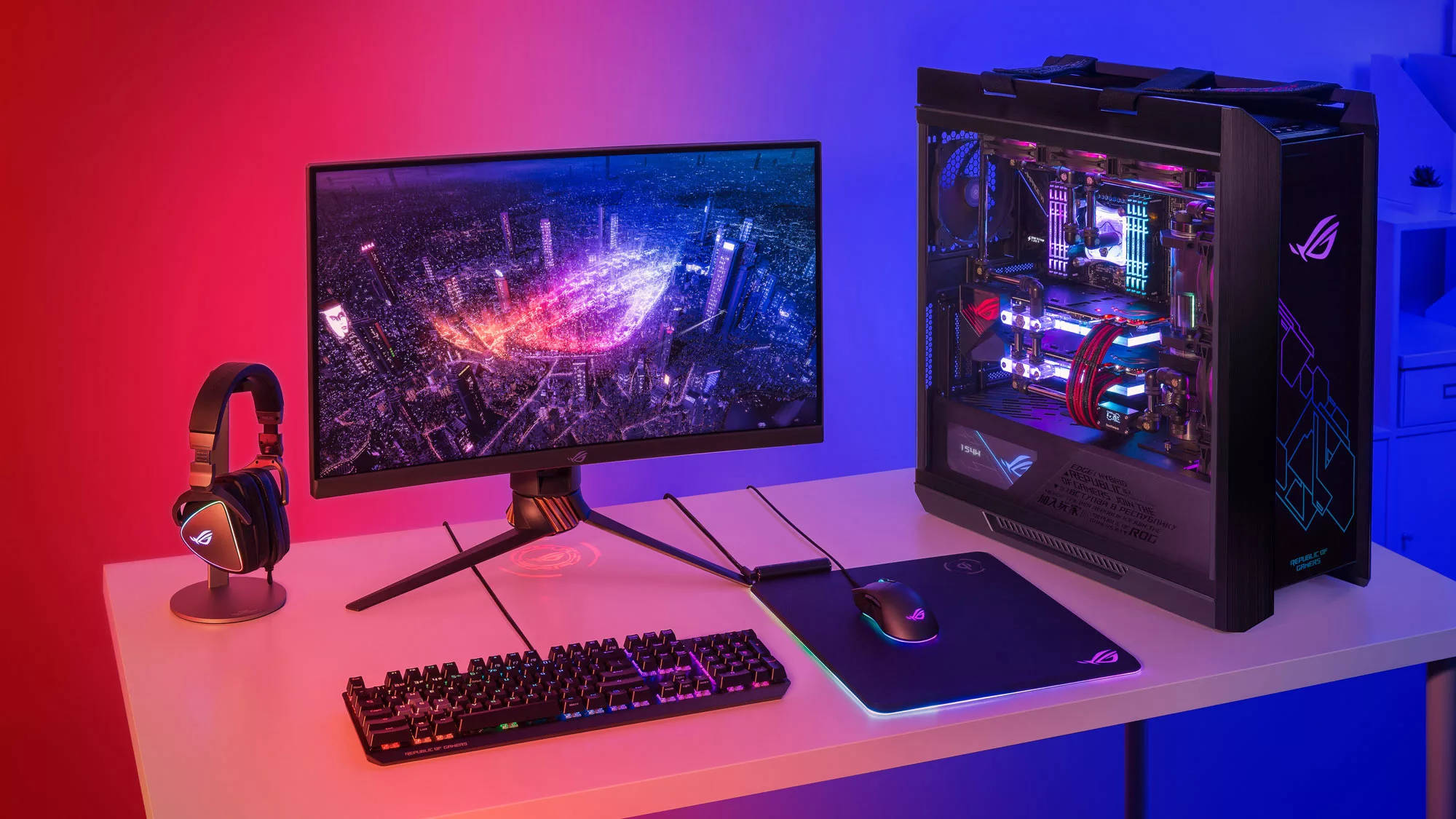 Gaming Setup 桌布 壁紙 — 遊戲設置，配備RGB燈光PC主機和顯示器，在紅藍環境燈光下顯示霓虹城市景觀。
