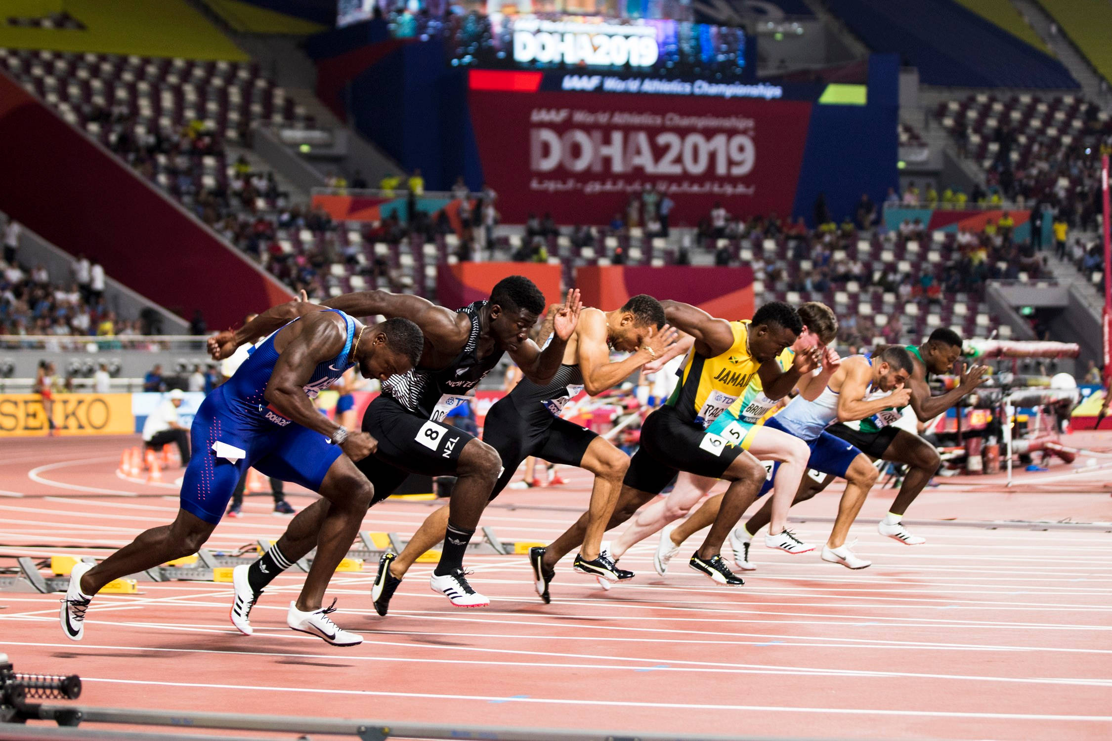 Olympics 桌布 壁紙 — 運動員在2019年杜哈世界田徑錦標賽中從起跑架上爆發，進行高風險的短跑比賽。