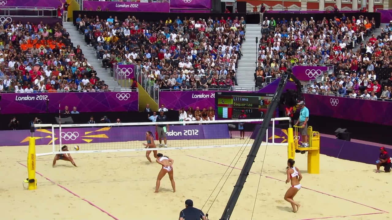 Volleyball 桌布 壁紙 — 運動員在倫敦2012奧運會上，在燦爛陽光下進行沙灘排球比賽，看台座無虛席，歡呼聲不斷。