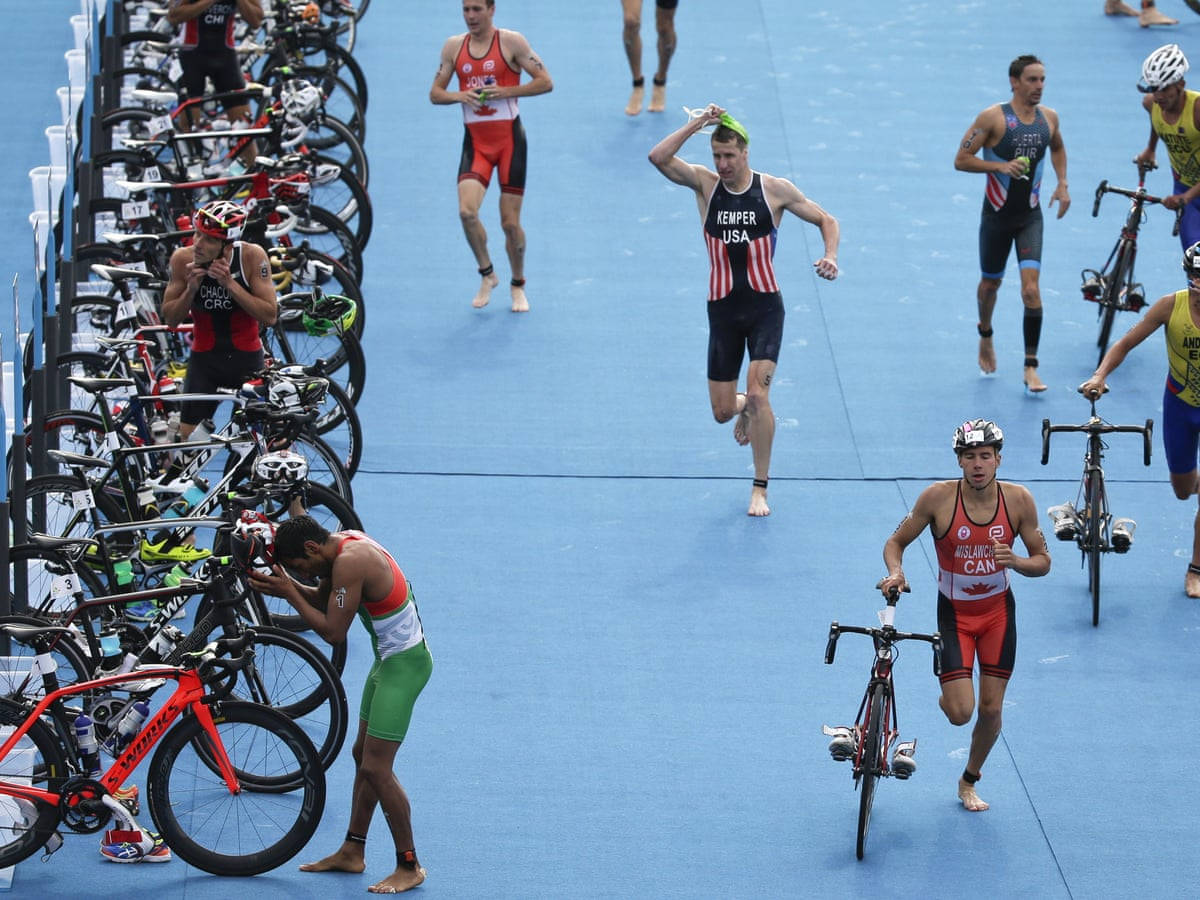 Olympics 桌布 壁紙 — 運動員在鐵人三項比賽中赤腳衝過藍色轉換區，經過他們的自行車。