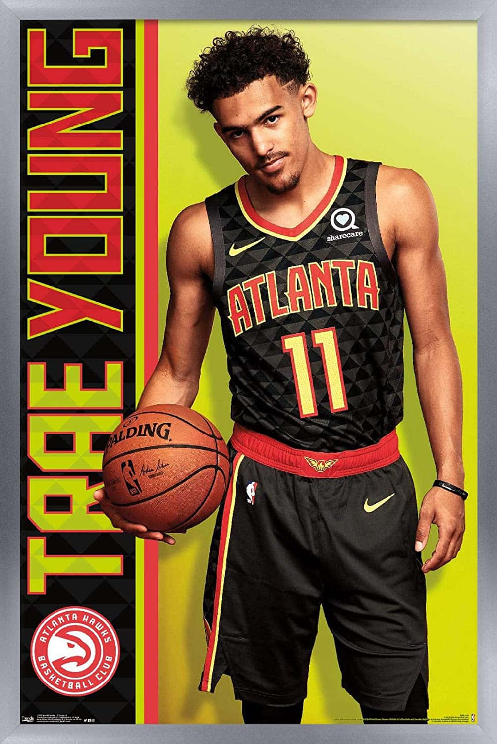 亞特蘭大老鷹 桌布 壁紙 — 運動型籃球運動員 Trae Young 身穿亞特蘭大老鷹隊球衣，在鮮黃色背景下手持籃球。