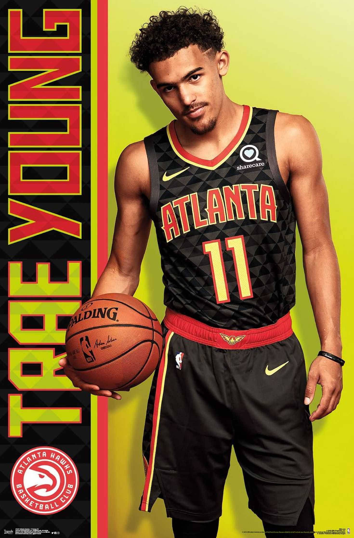 Trae Young 桌布 壁紙 — 運動型籃球運動員Trae Young身穿亞特蘭大老鷹隊球衣，手持籃球，背景為鮮豔的黃色。