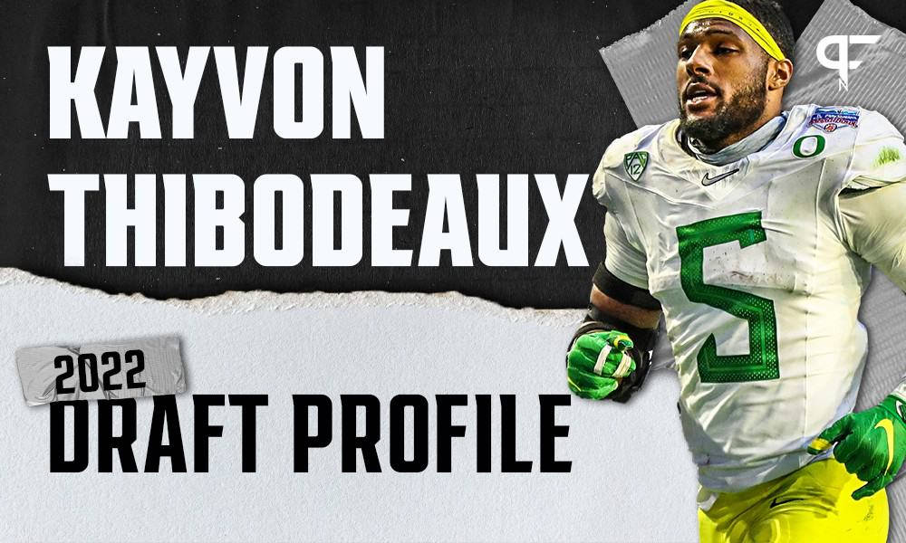 Oregon 桌布 壁紙 — 運動型美式足球員 Kayvon Thibodeaux 身穿白色、綠色和黃色球衣，背號 5，在撕裂紙張背景上動態奔跑，並帶有粗體文字。