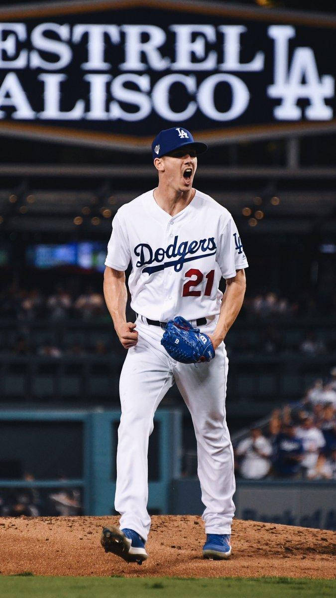 walker buehler 桌布 壁紙 — 道奇隊棒球投手身穿白色球衣，在球場燈光下於投手丘上激烈咆哮。