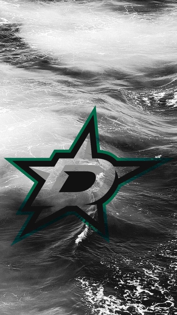 Dallas Stars 桌布 壁紙 — 達拉斯星隊標誌從黑白相間的洶湧海浪中浮現，帶有綠色點綴。