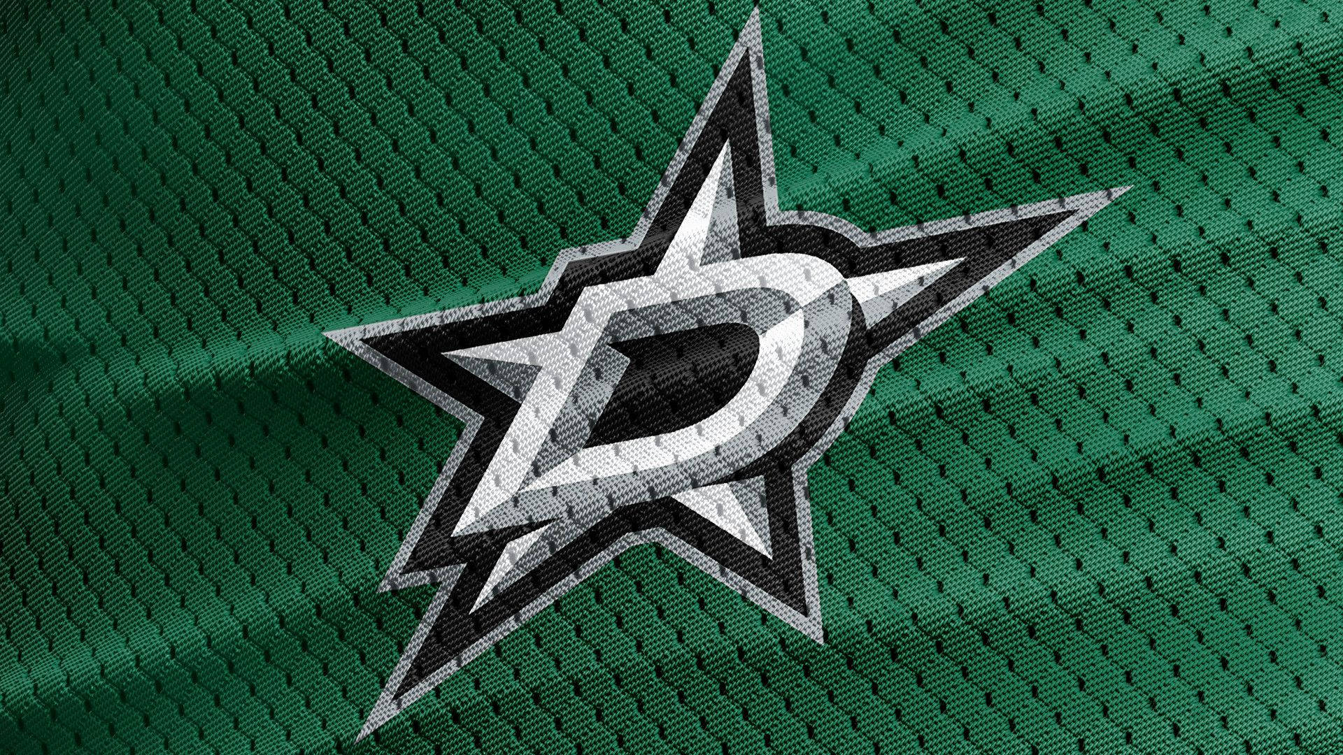 Dallas Stars 桌布 壁紙 — 達拉斯星隊標誌近距離特寫，繡在綠色網眼曲棍球球衣布料上，可見皺褶和質感。