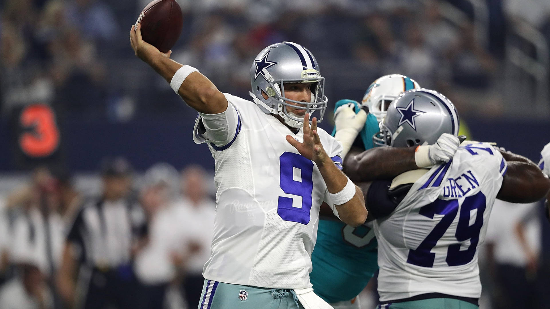 Football Players 桌布 壁紙 — 達拉斯牛仔隊四分衛9號在夜間比賽中，在防守球員的壓力下擲出橄欖球。