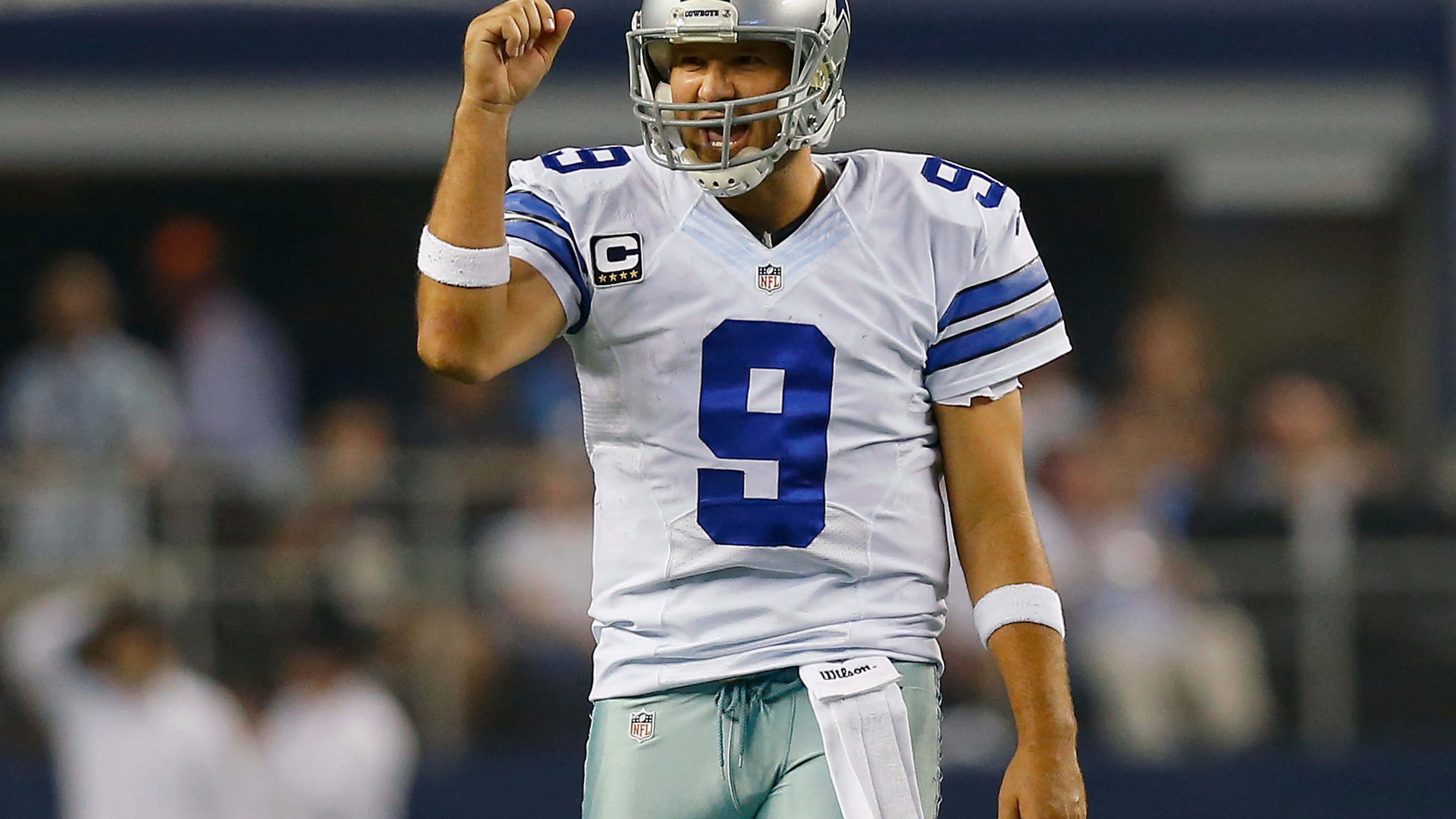 Dallas Cowboys Players 桌布 壁紙 — 達拉斯牛仔隊四分衛9號在夜間足球比賽中於球場燈光下握拳慶祝。