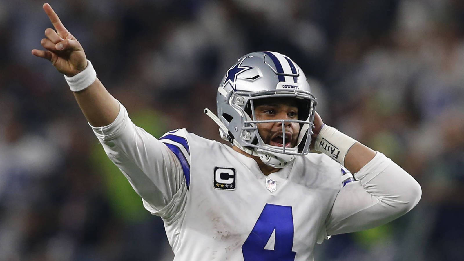 Dak Prescott 桌布 壁紙 — 達拉斯牛仔隊四分衛達克·普雷斯科特身穿白色4號球衣，在夜間比賽中激烈地向上指。