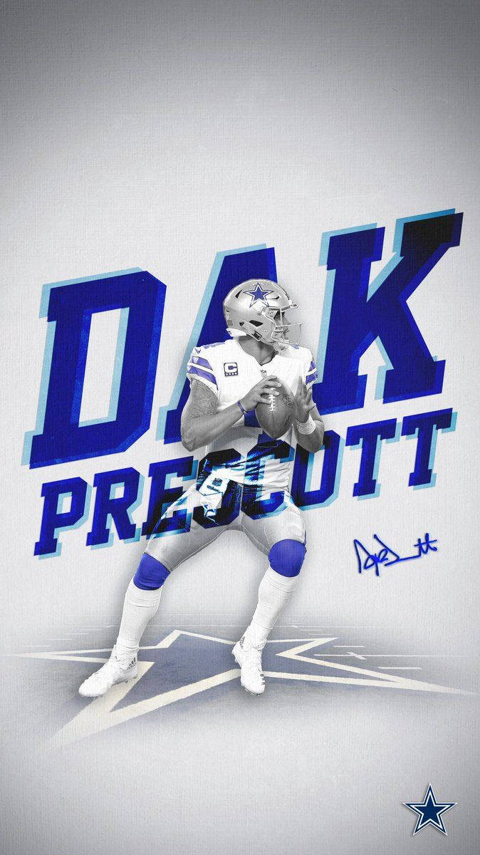 Dak Prescott 桌布 壁紙 — 達拉斯牛仔隊四分衛達克·普雷斯科特身穿白色球衣，準備在灰色背景上擲出橄欖球，他的名字以粗體藍色字母呈現。